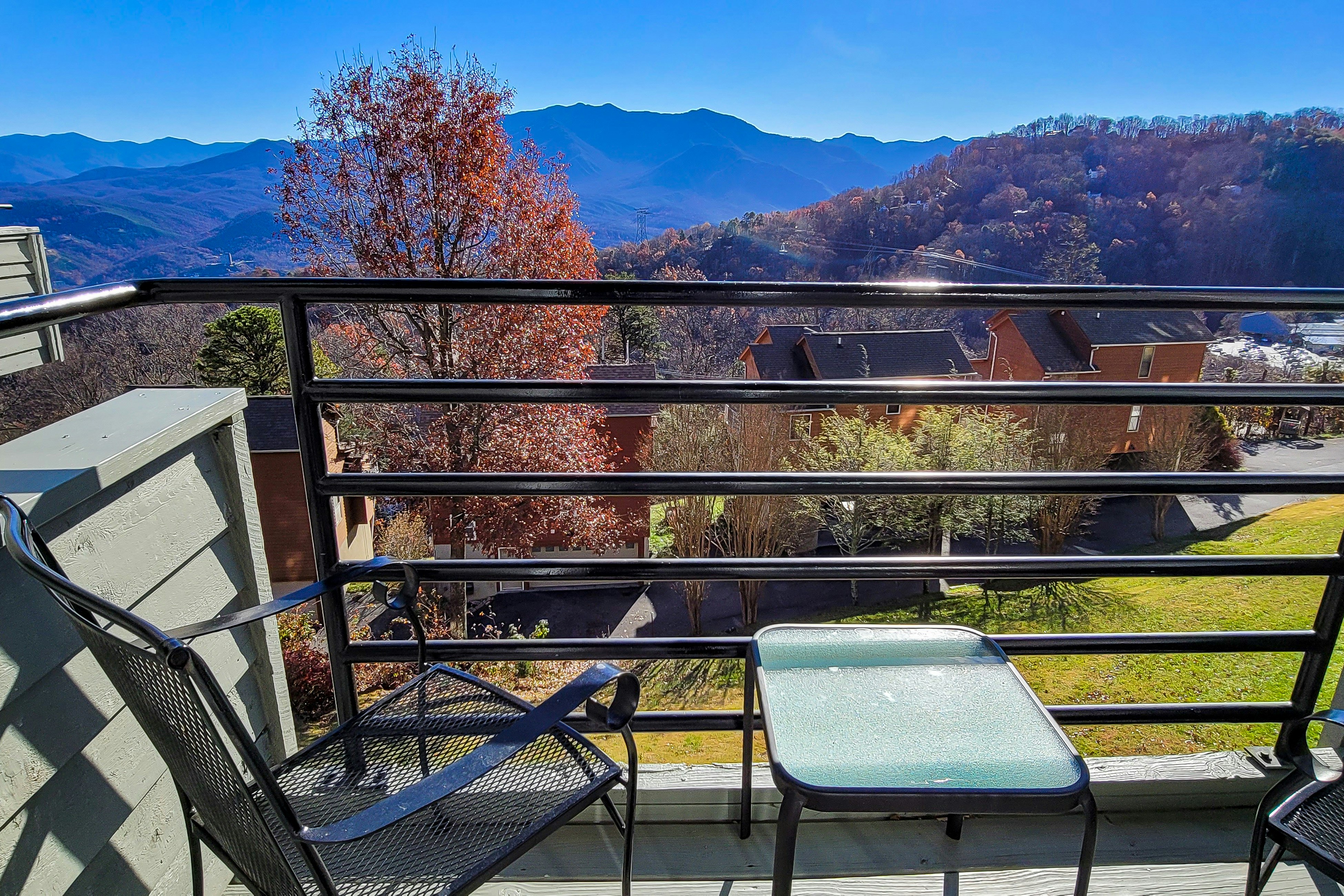 Cozy condo with free attraction tickets, mountain views, outdoor pool, fireplace