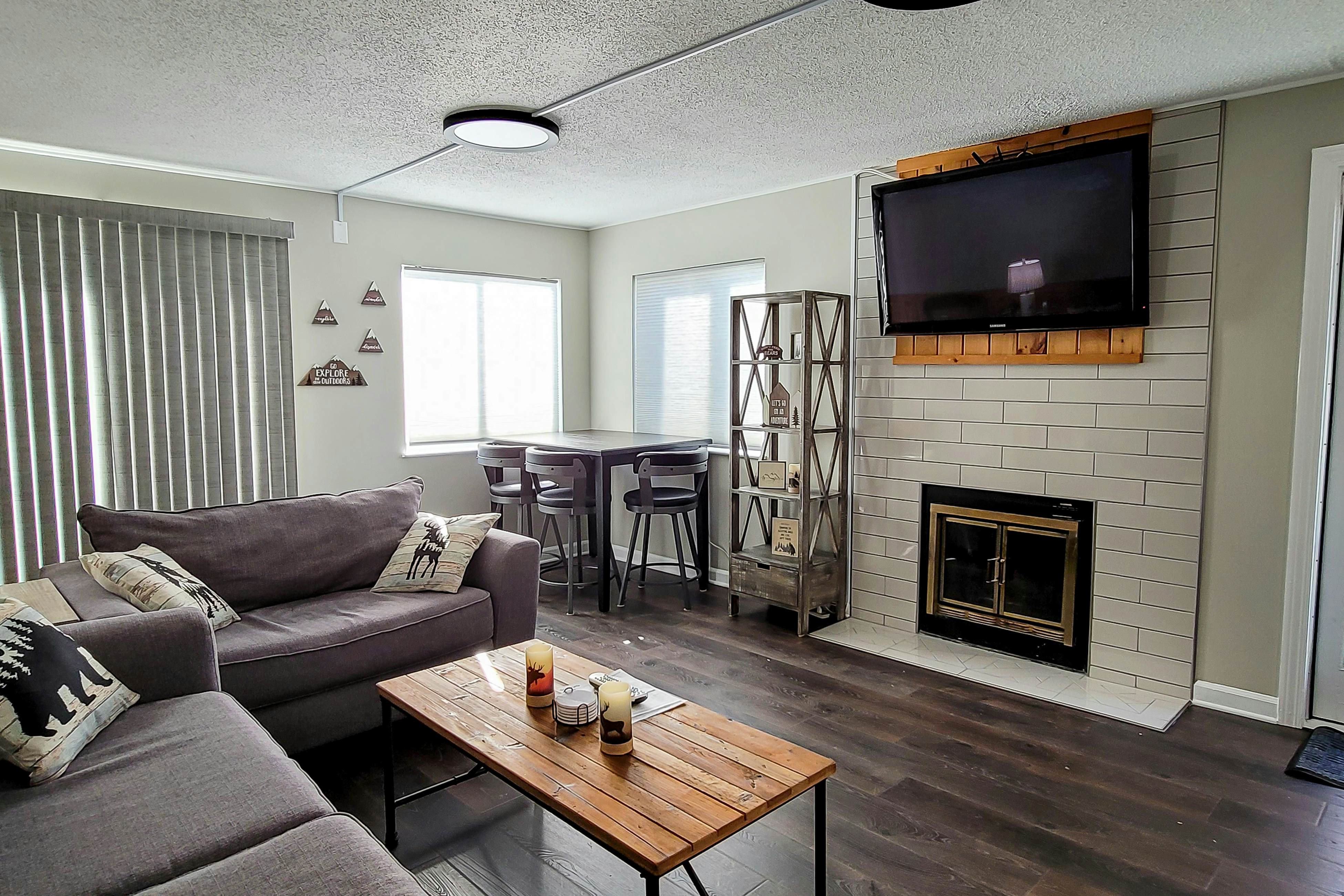 Cozy Condo, Sleeps 6・Mtn Views・Outdoor Pool