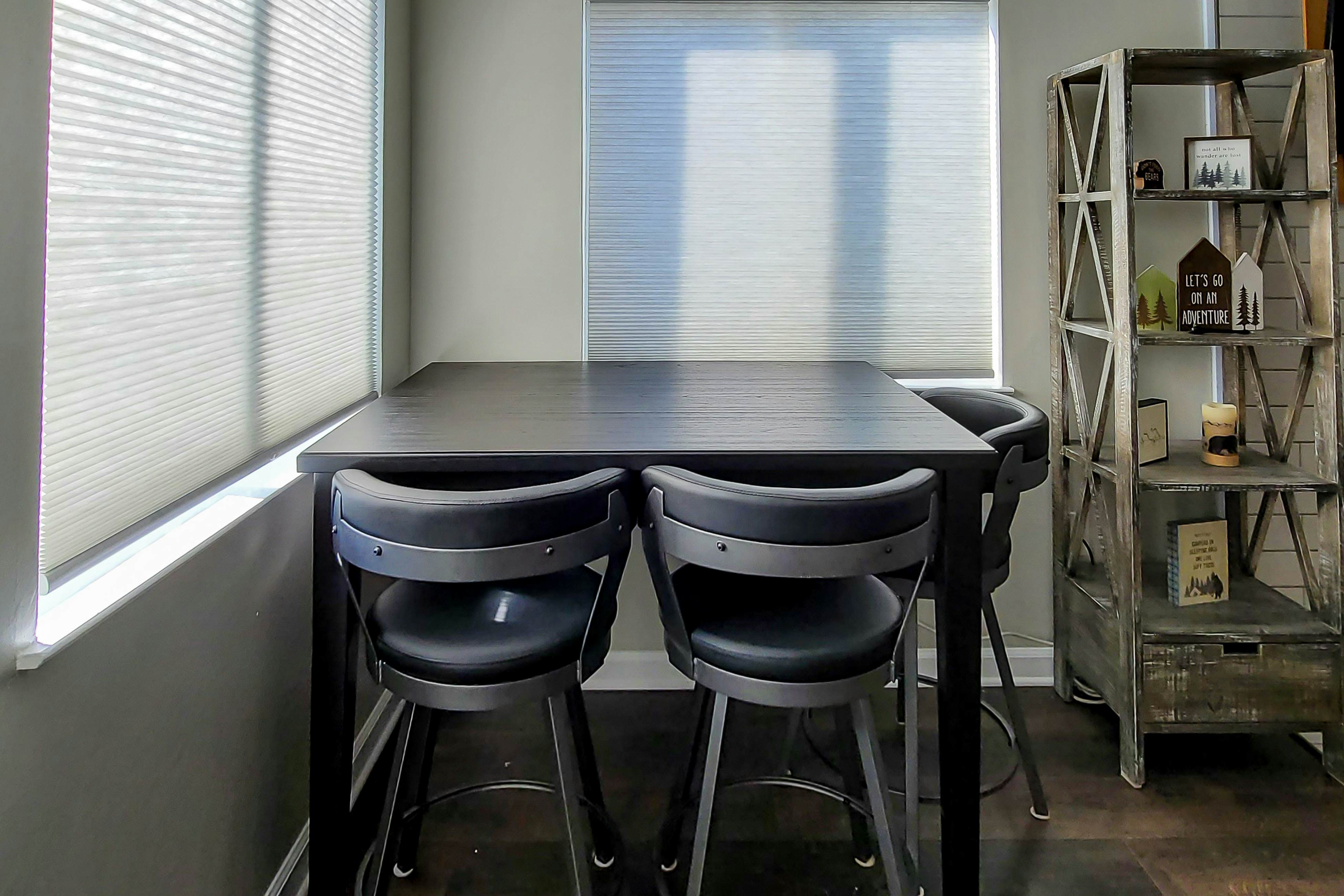 Cozy Condo, Sleeps 6・Mtn Views・Outdoor Pool