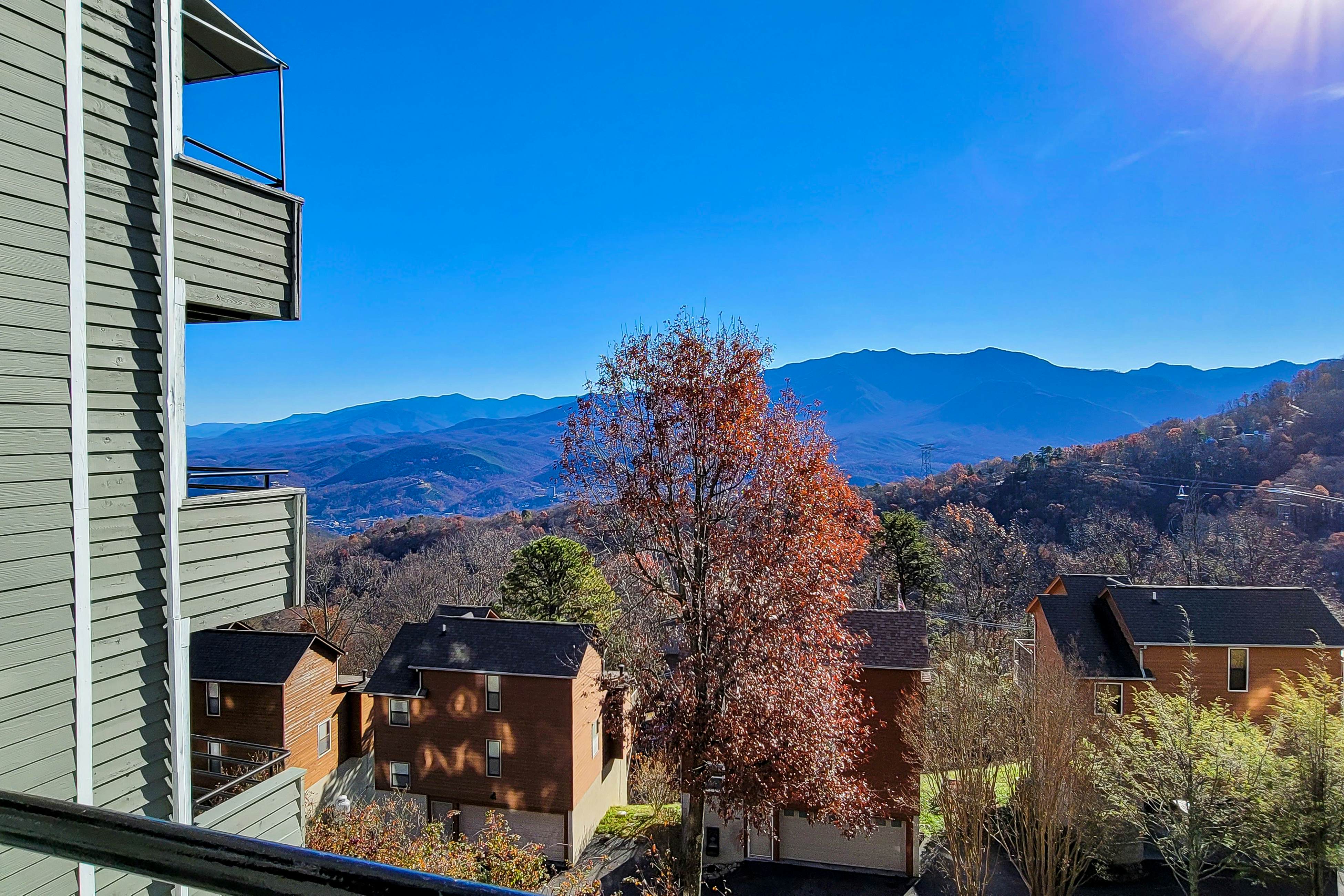 Cozy Condo, Sleeps 6・Mtn Views・Outdoor Pool