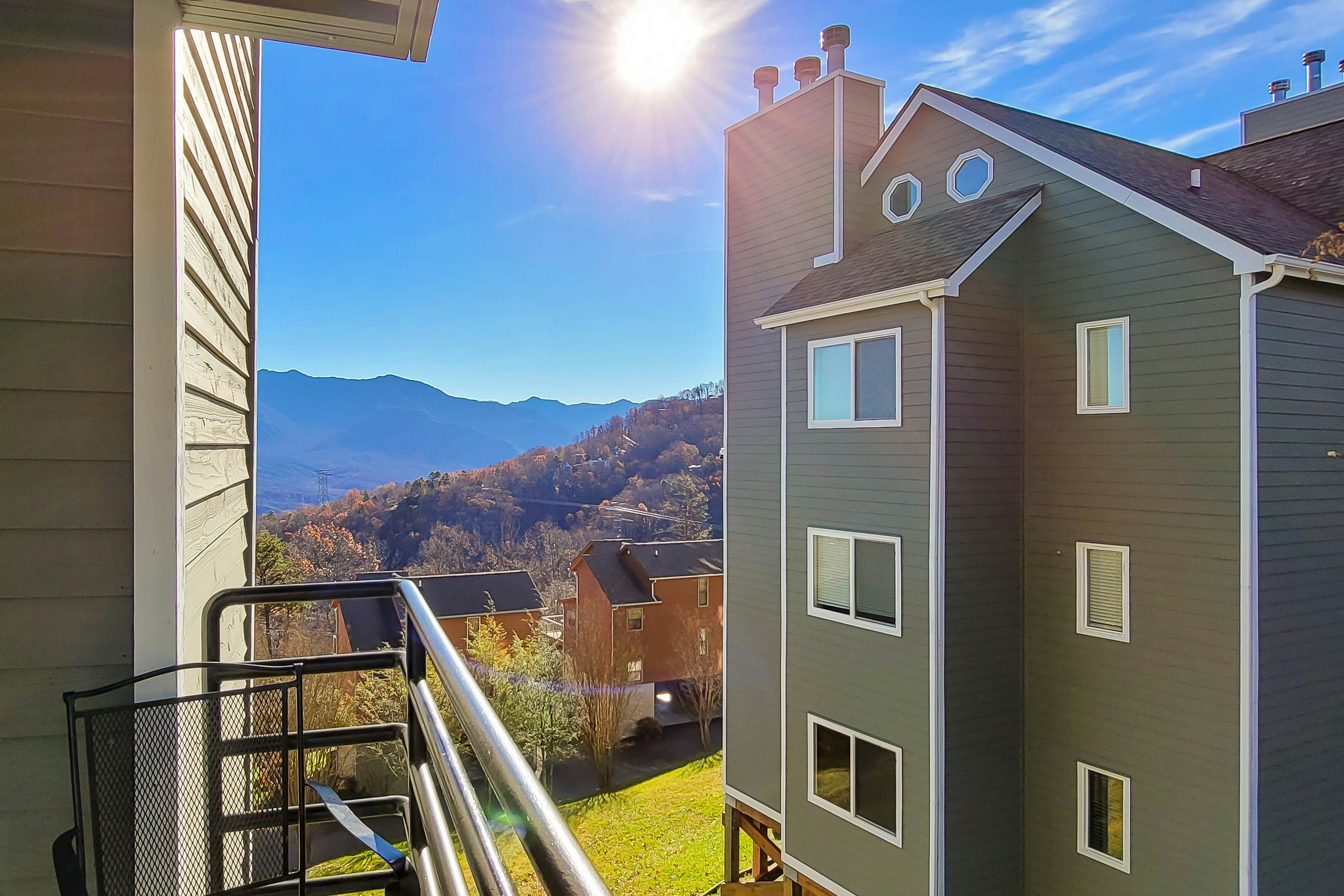 Cozy Condo, Sleeps 6・Mtn Views・Outdoor Pool