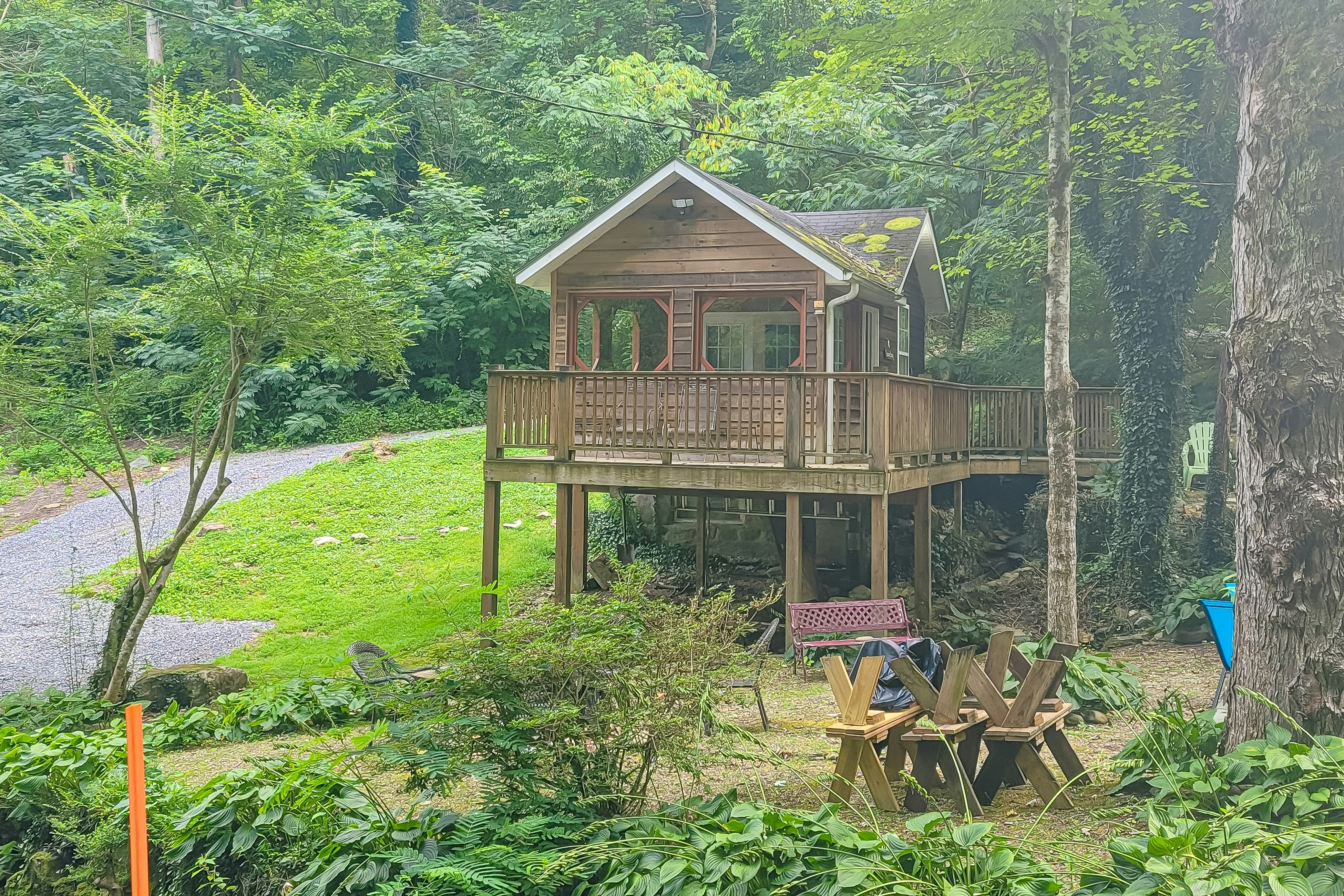Inviting Creekside Cabin, Sleeps 2・Deck・Firepit