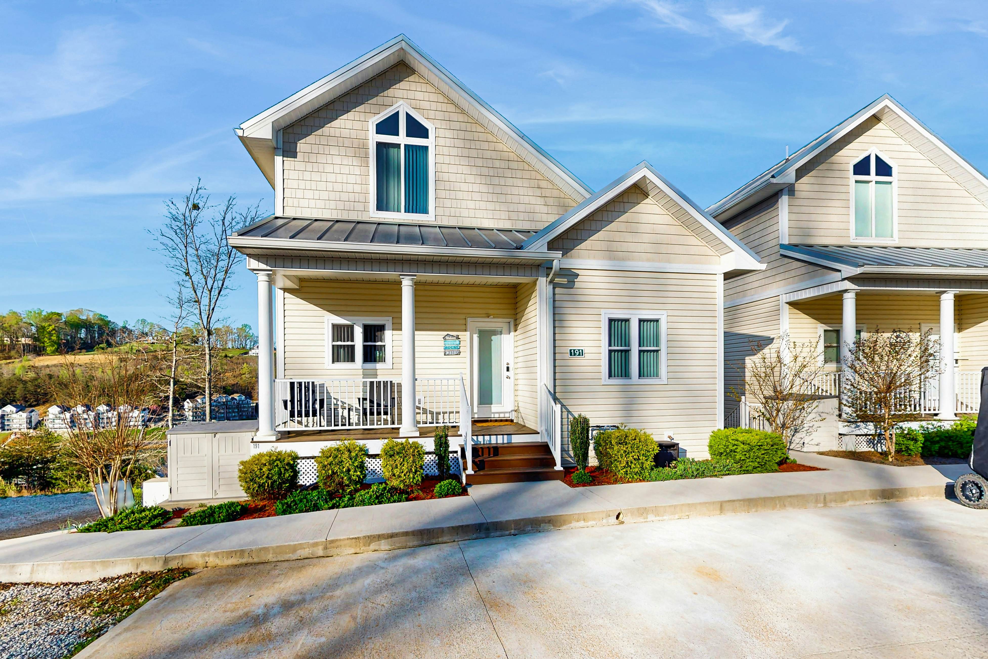 Lake VW Cabin・Pool・Golf・Marina Access | Sleeps 10