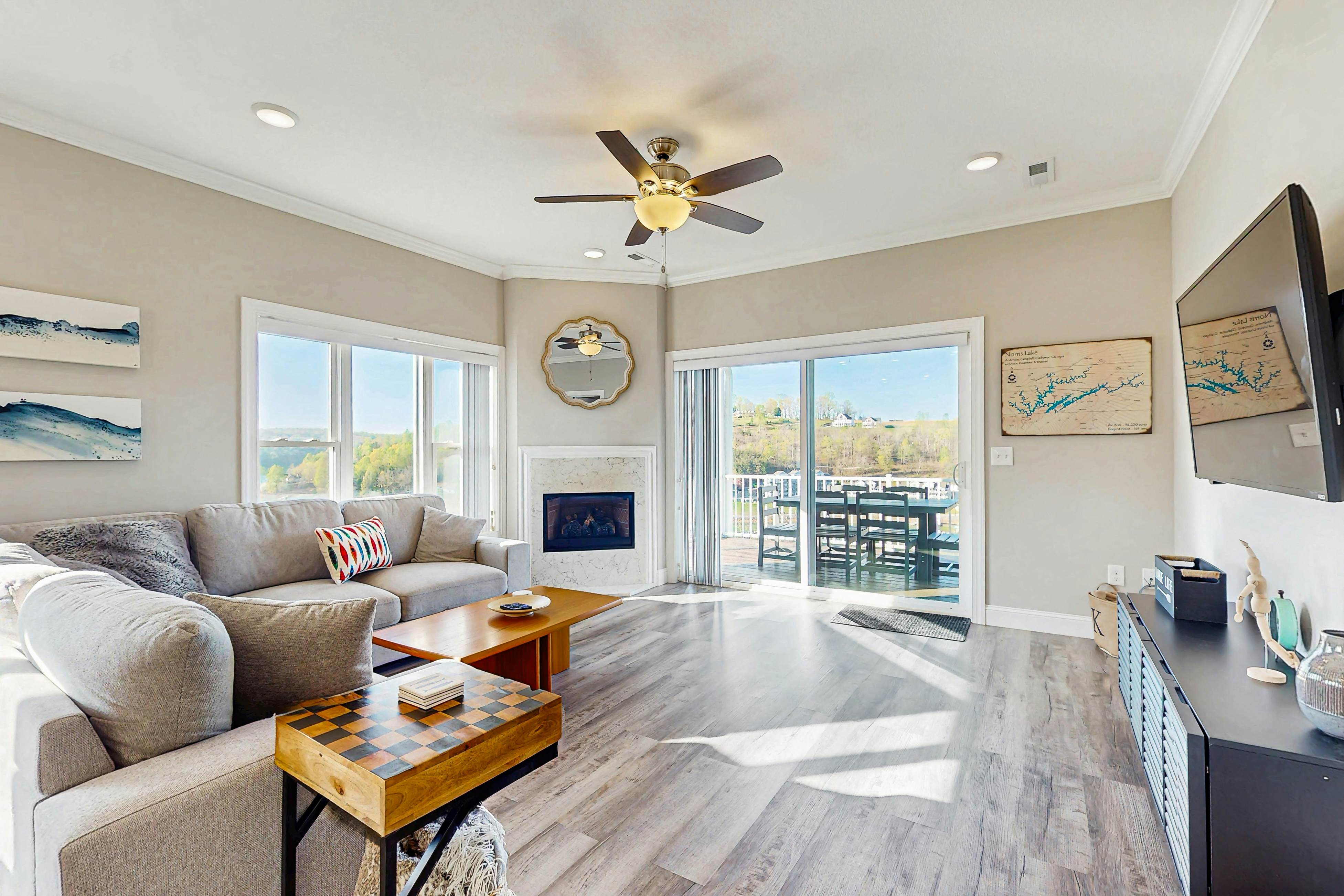 Lake VW Cabin・Pool・Golf・Marina Access | Sleeps 10