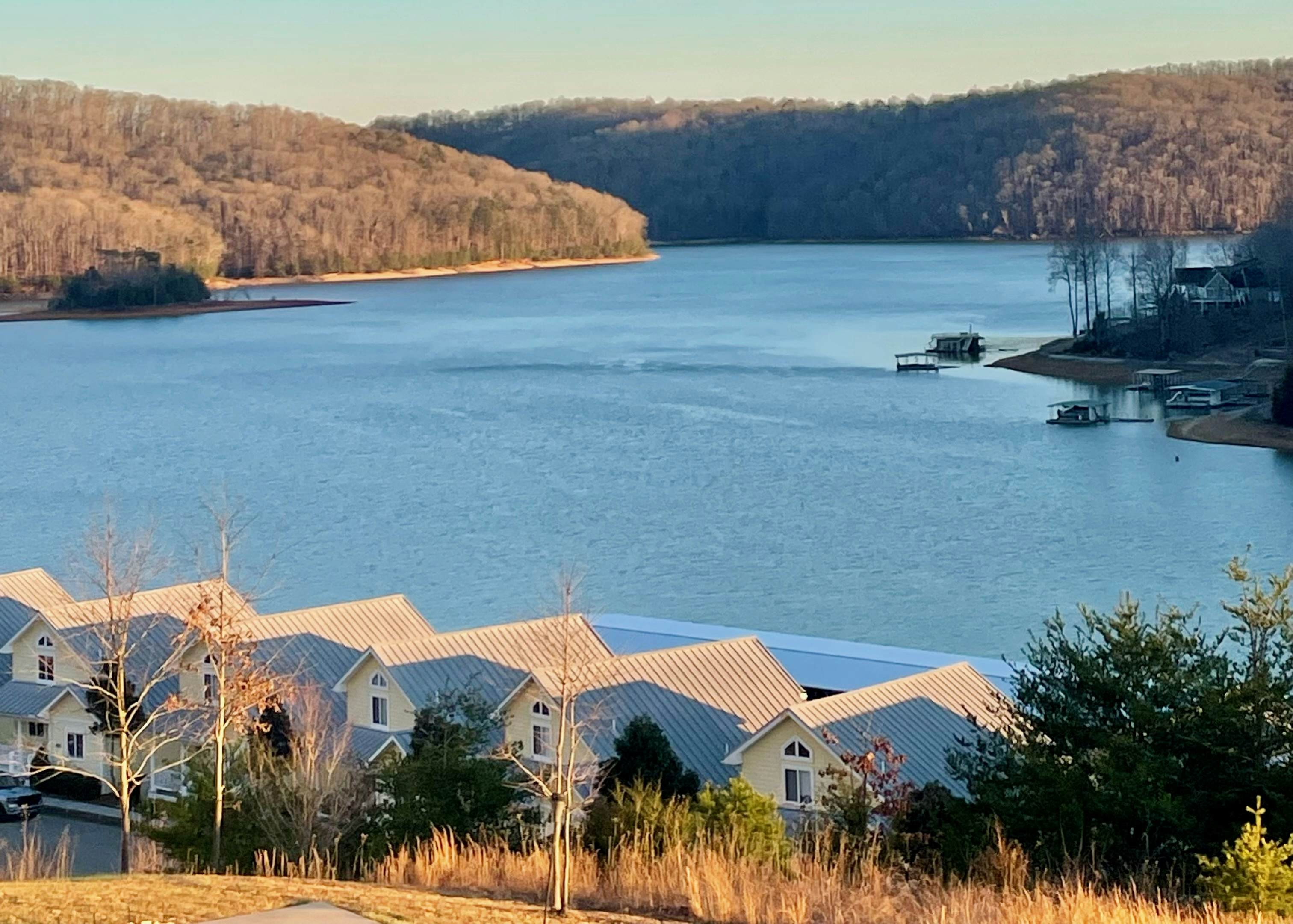 Lake VW Cabin・Pool・Golf・Marina Access | Sleeps 10