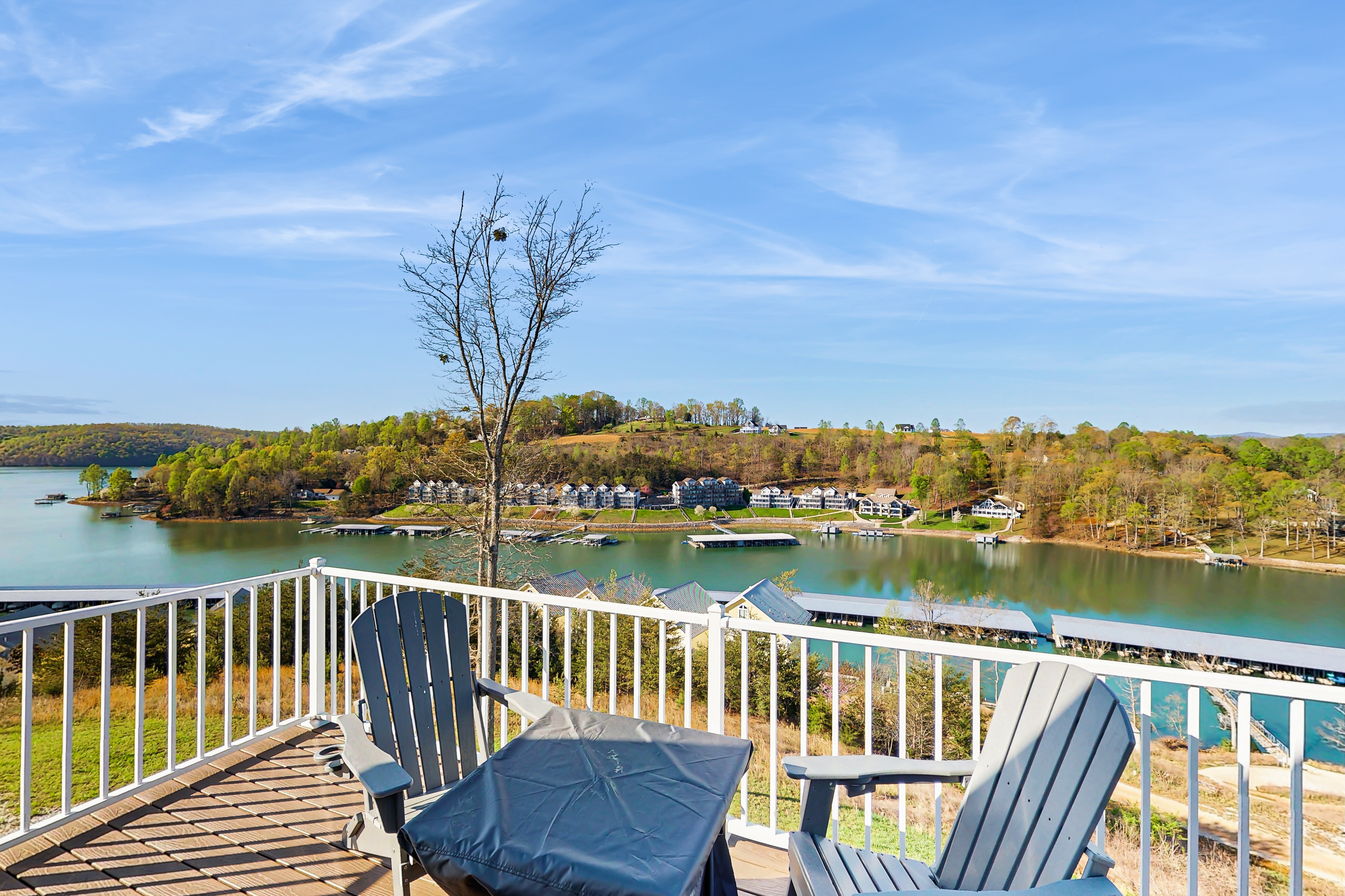 Lake View Cabin, Sleeps 10・Pool・Golf・Marina Access