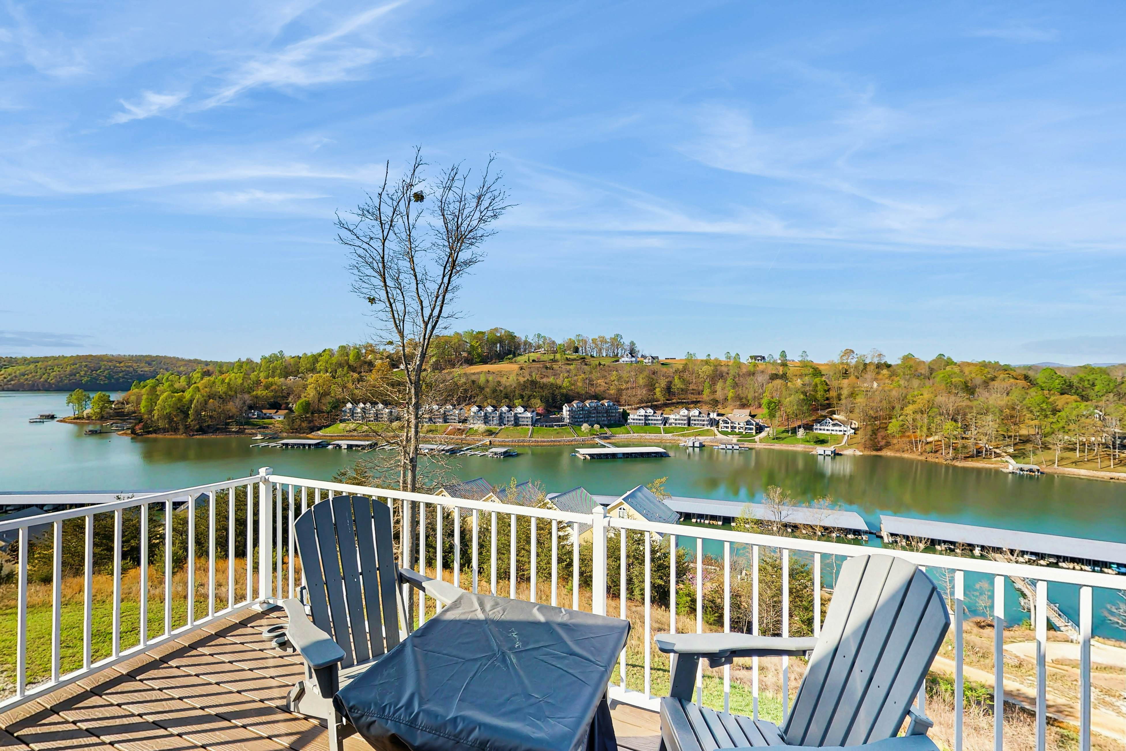 Lake VW Cabin・Pool・Golf・Marina Access | Sleeps 10
