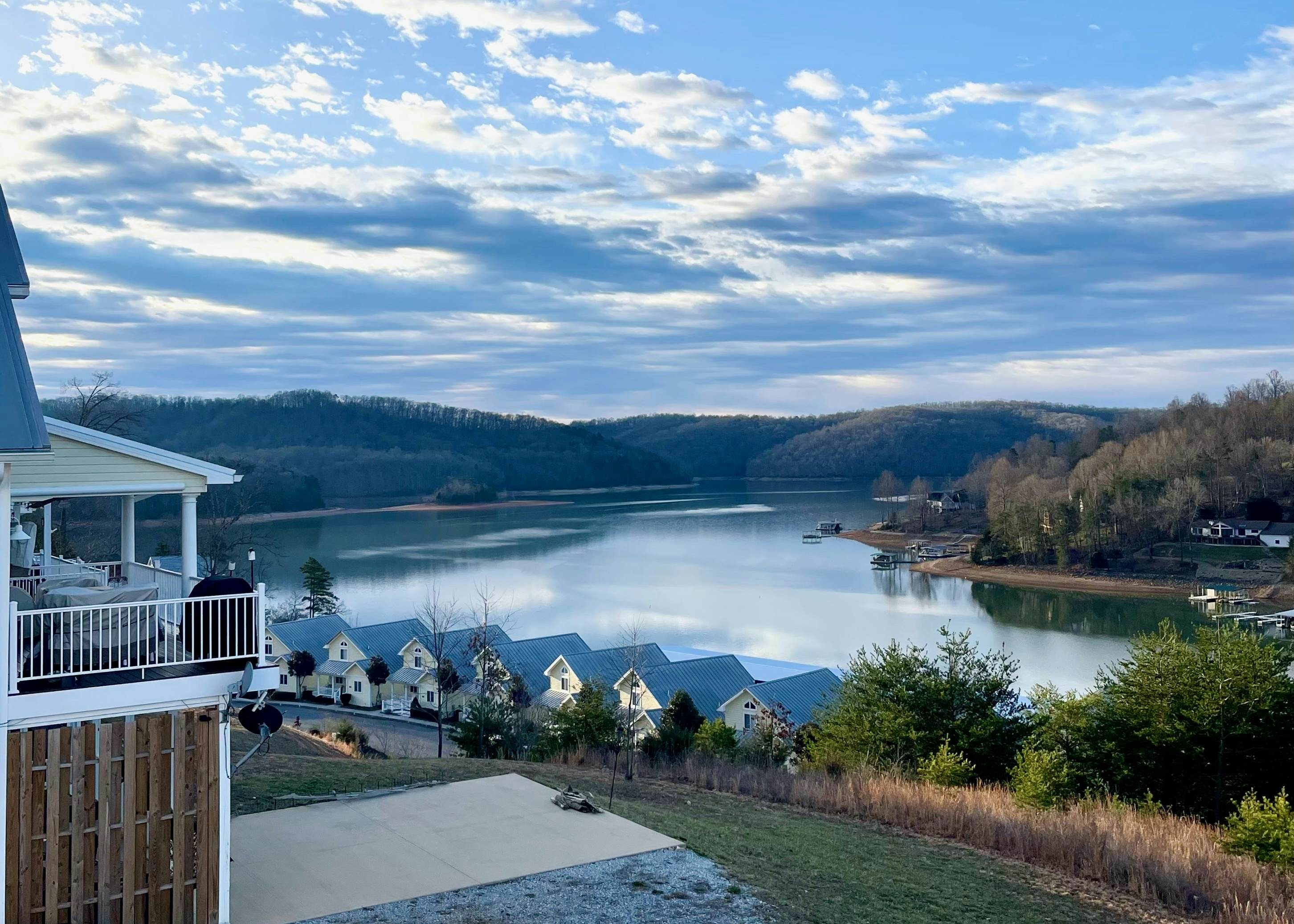 Lake VW Cabin・Pool・Golf・Marina Access | Sleeps 10