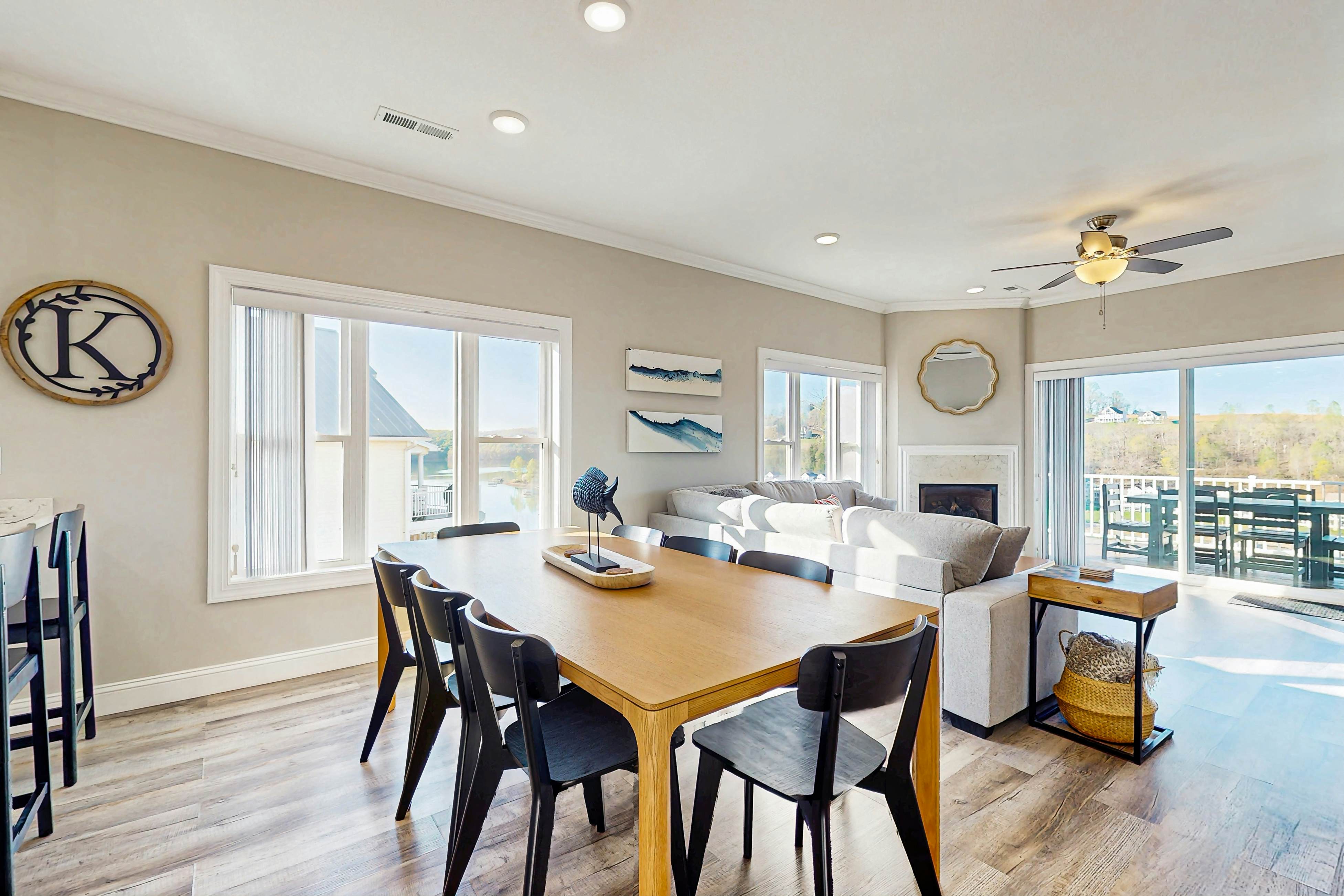 Lake VW Cabin・Pool・Golf・Marina Access | Sleeps 10