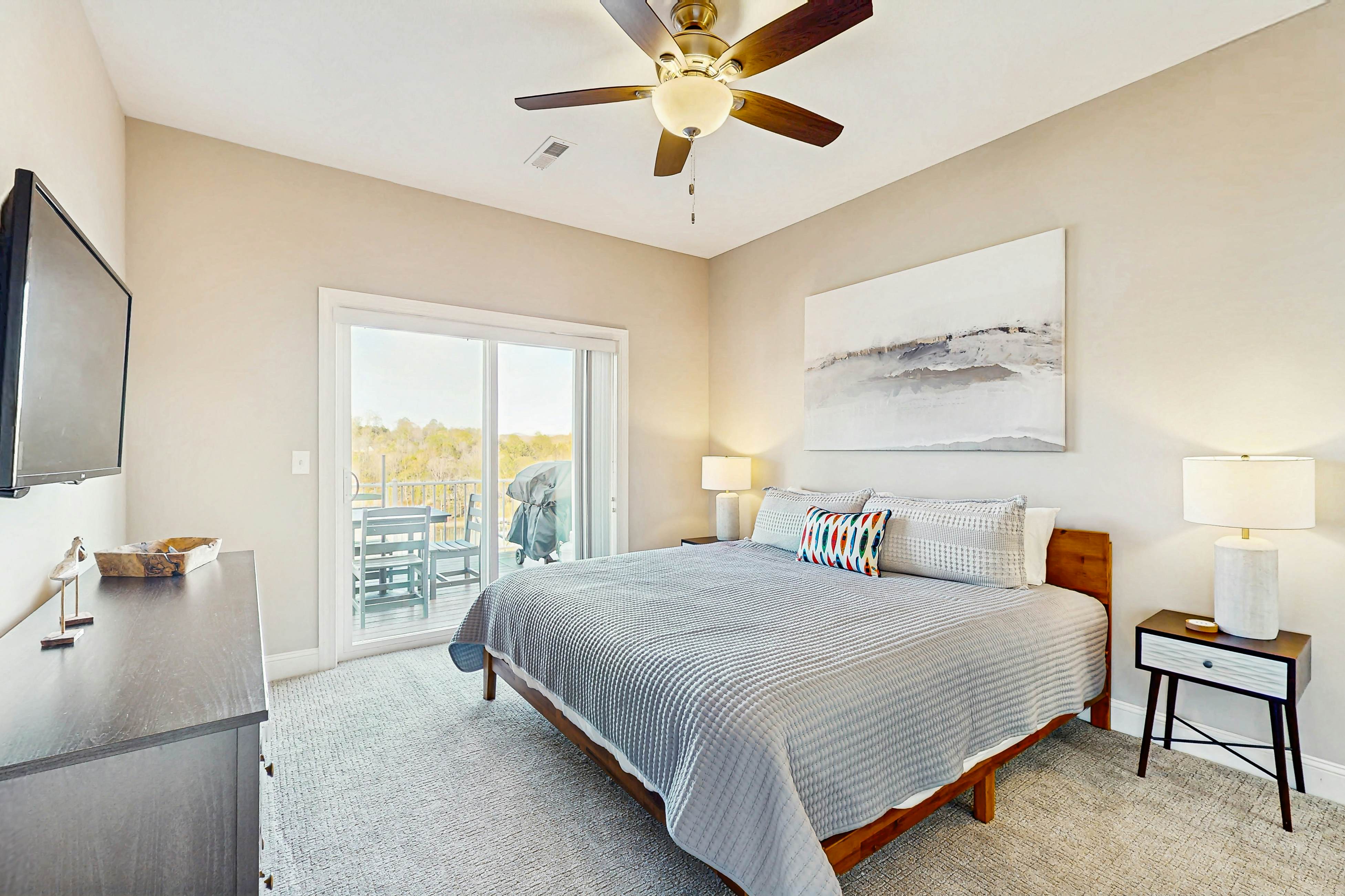 Lake VW Cabin・Pool・Golf・Marina Access | Sleeps 10