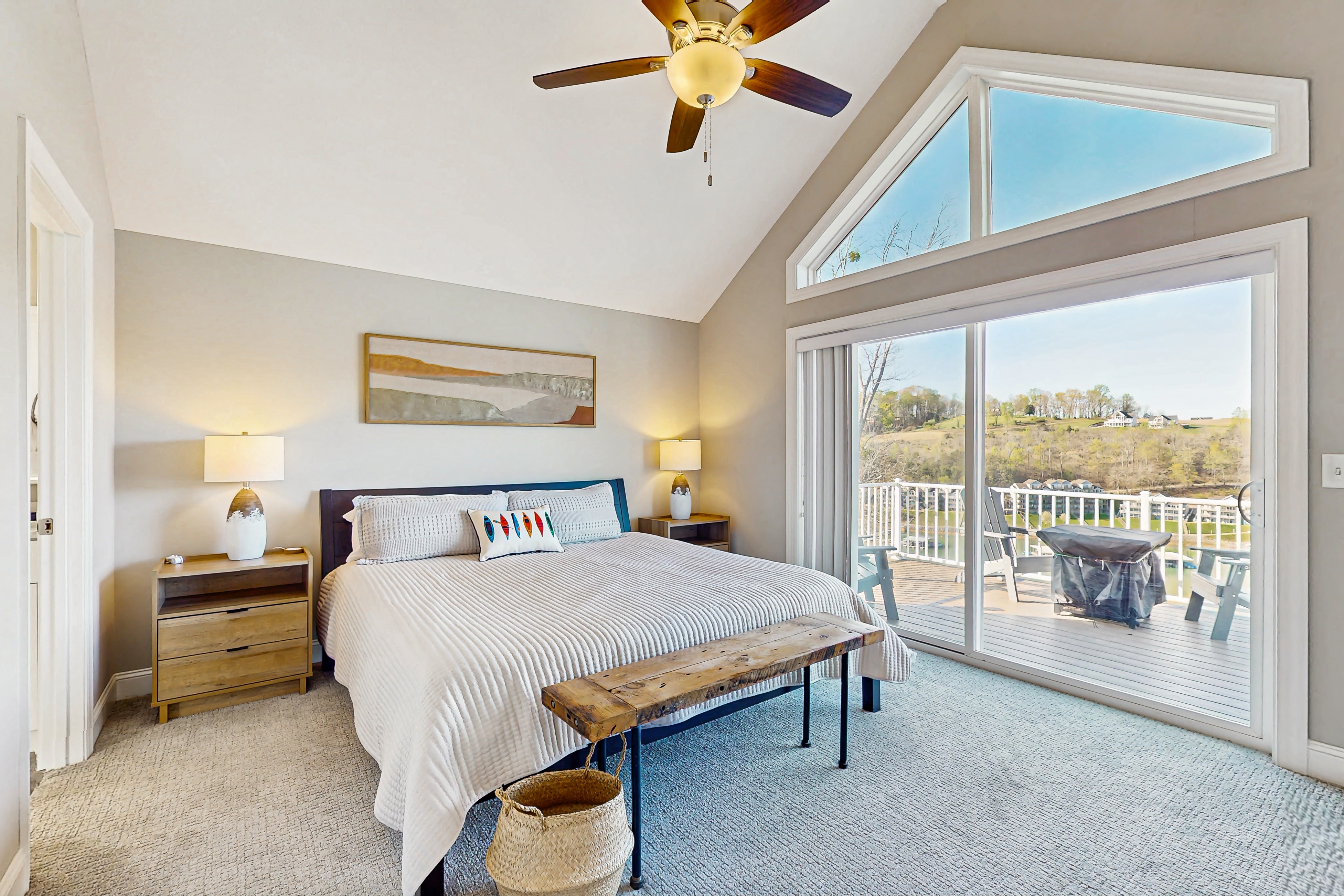 Lake View Cabin, Sleeps 10・Pool・Golf・Marina Access