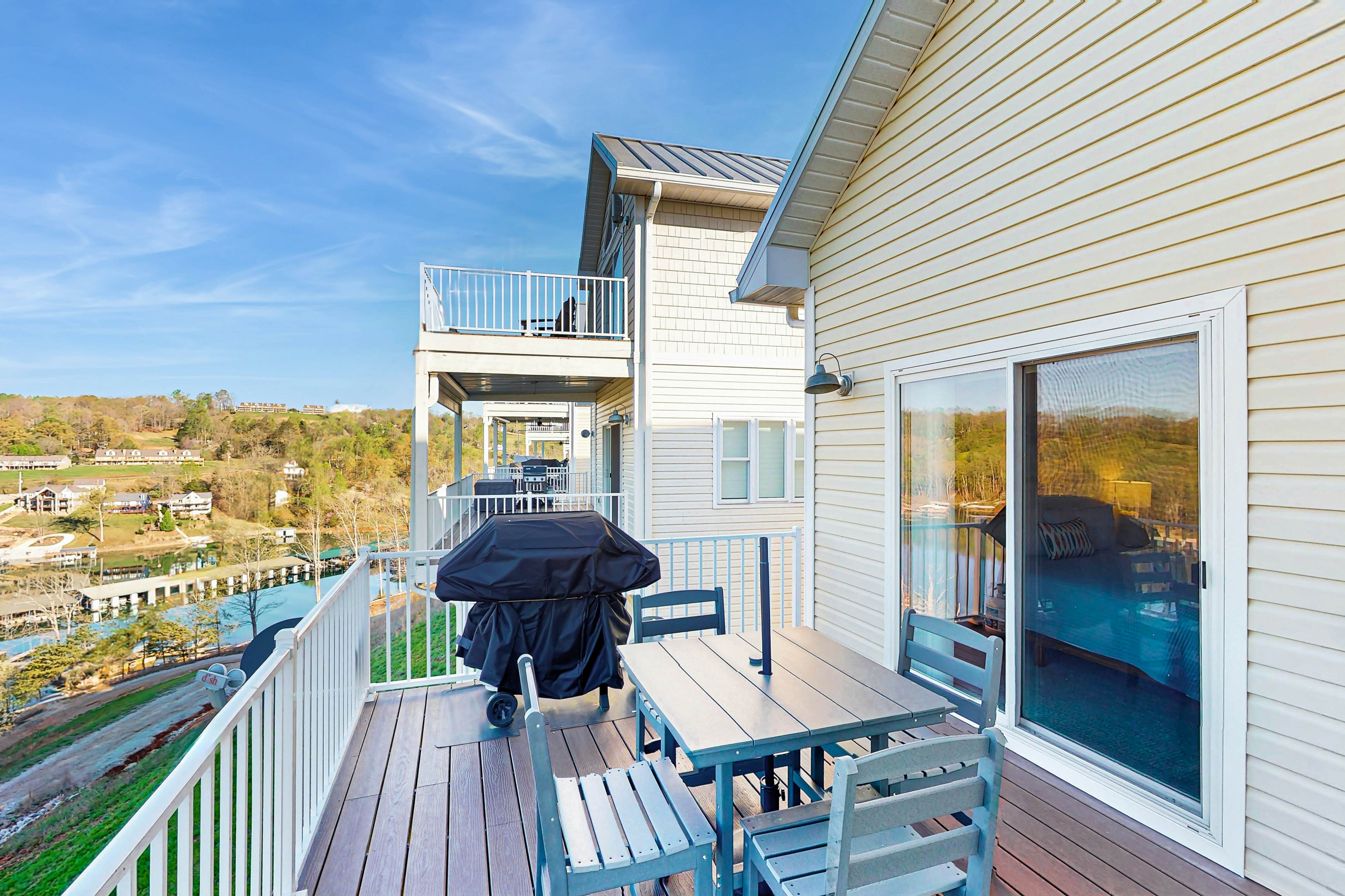 Lake VW Cabin・Pool・Golf・Marina Access | Sleeps 10