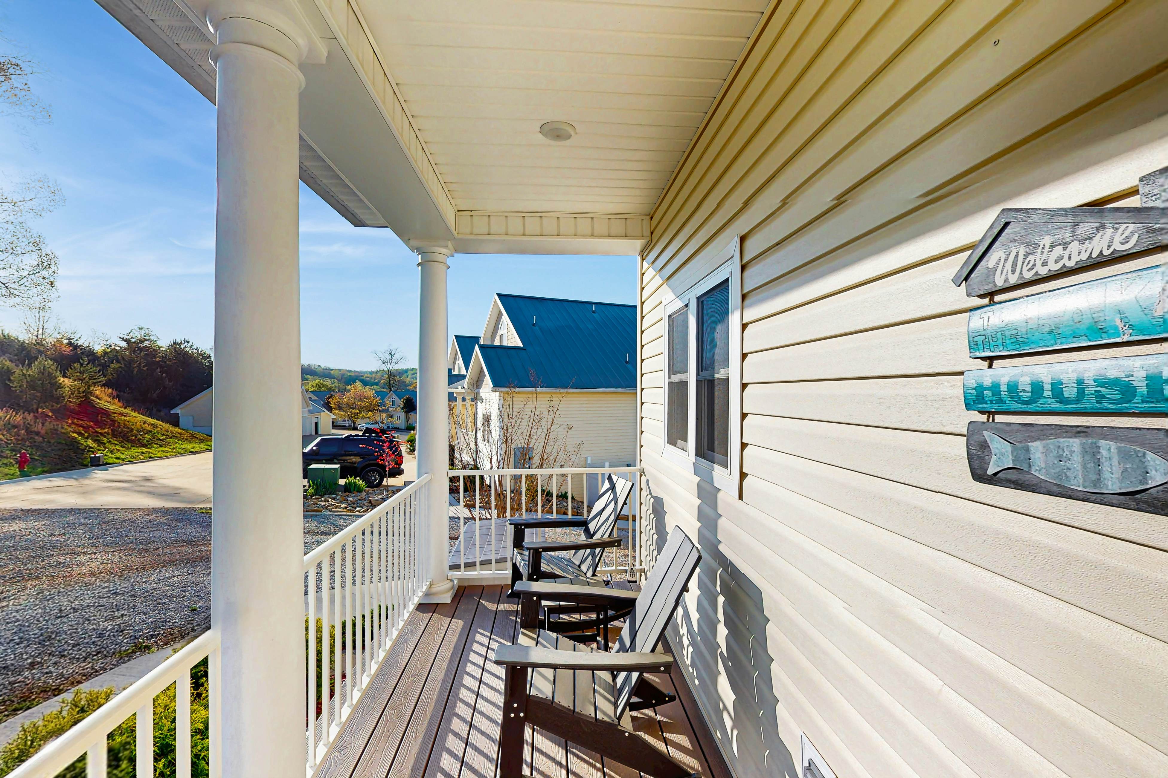 Lake VW Cabin・Pool・Golf・Marina Access | Sleeps 10