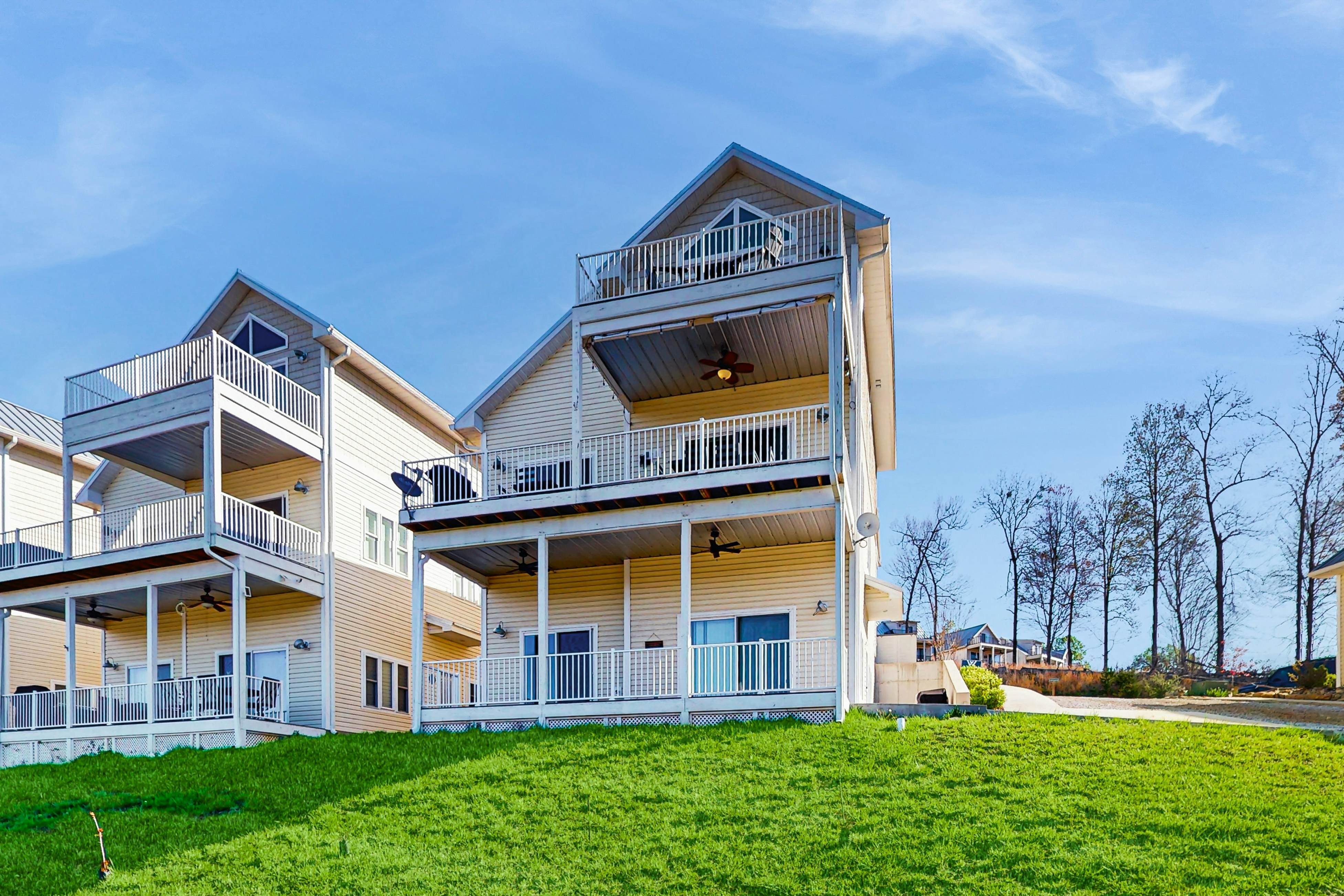 Lake VW Cabin・Pool・Golf・Marina Access | Sleeps 10