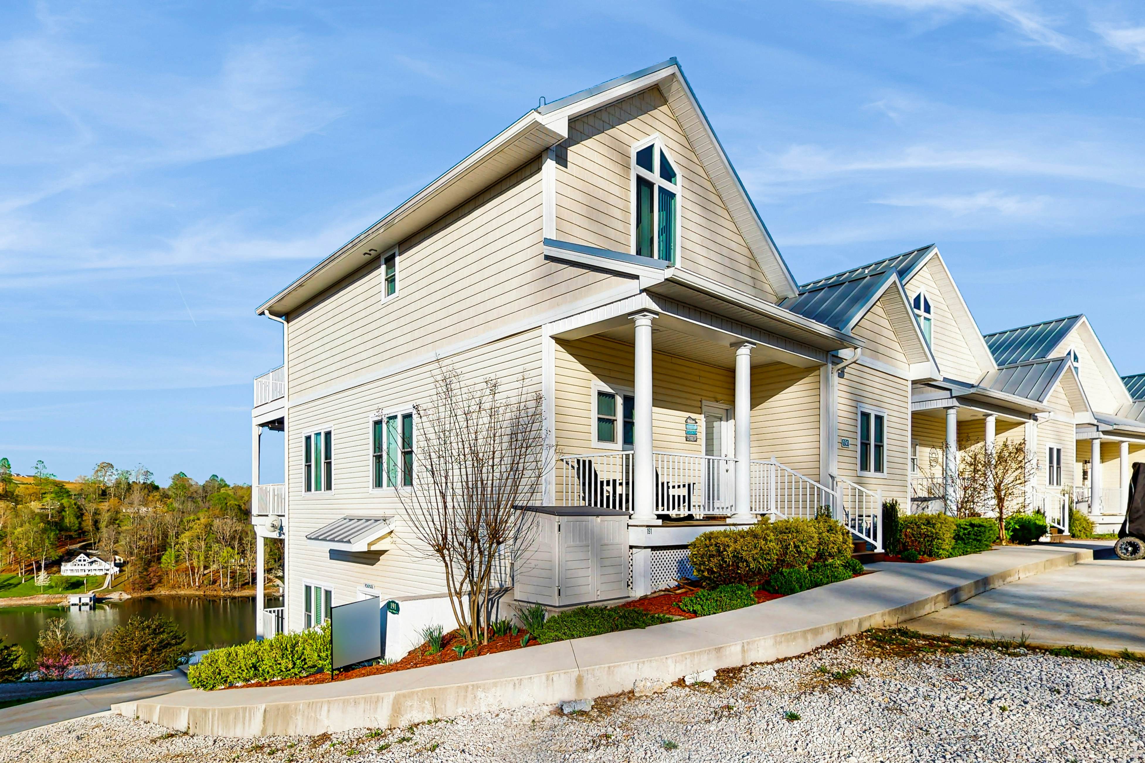 Lake VW Cabin・Pool・Golf・Marina Access | Sleeps 10