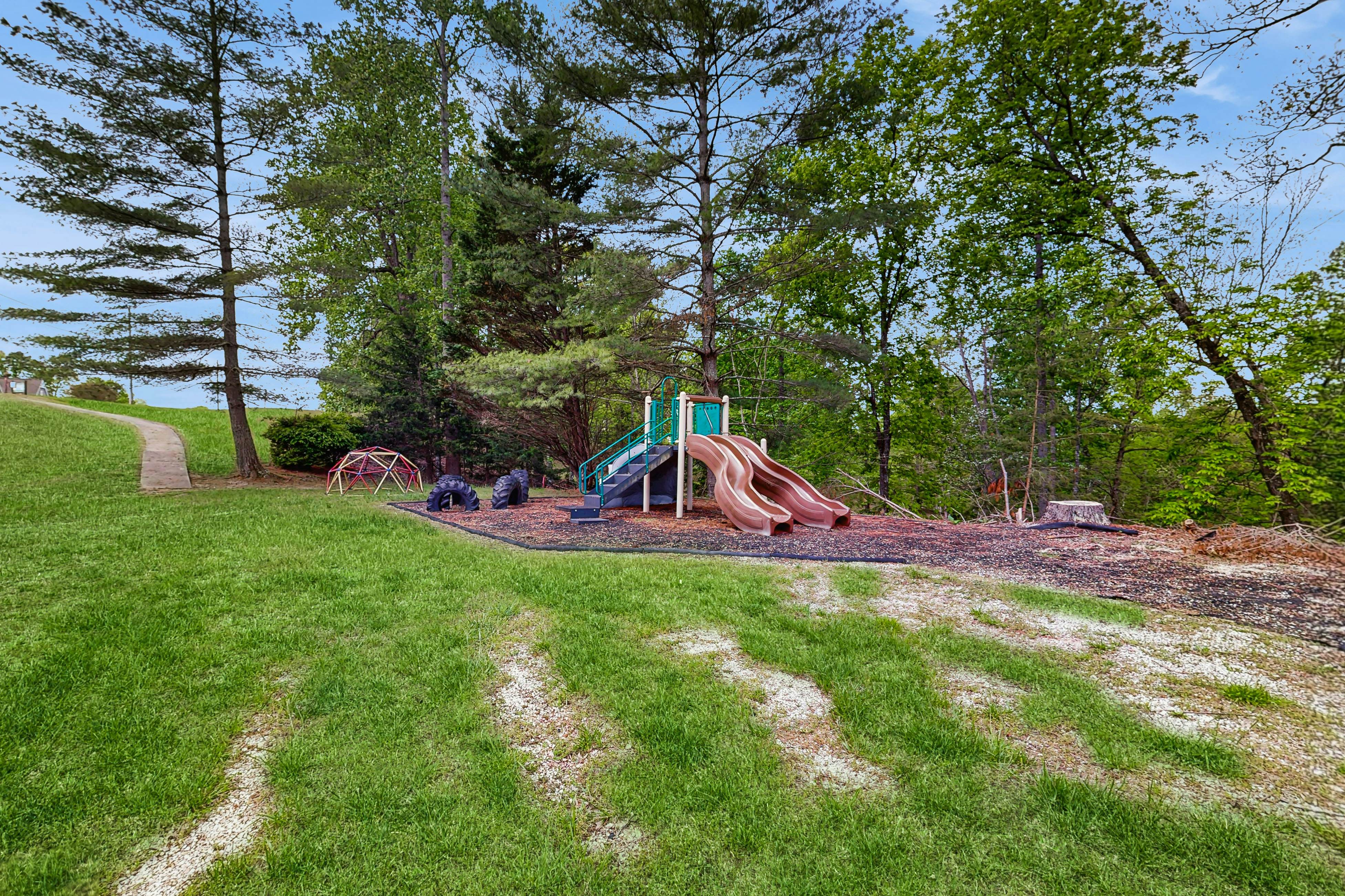 Lake VW Cabin・Pool・Golf・Marina Access | Sleeps 10