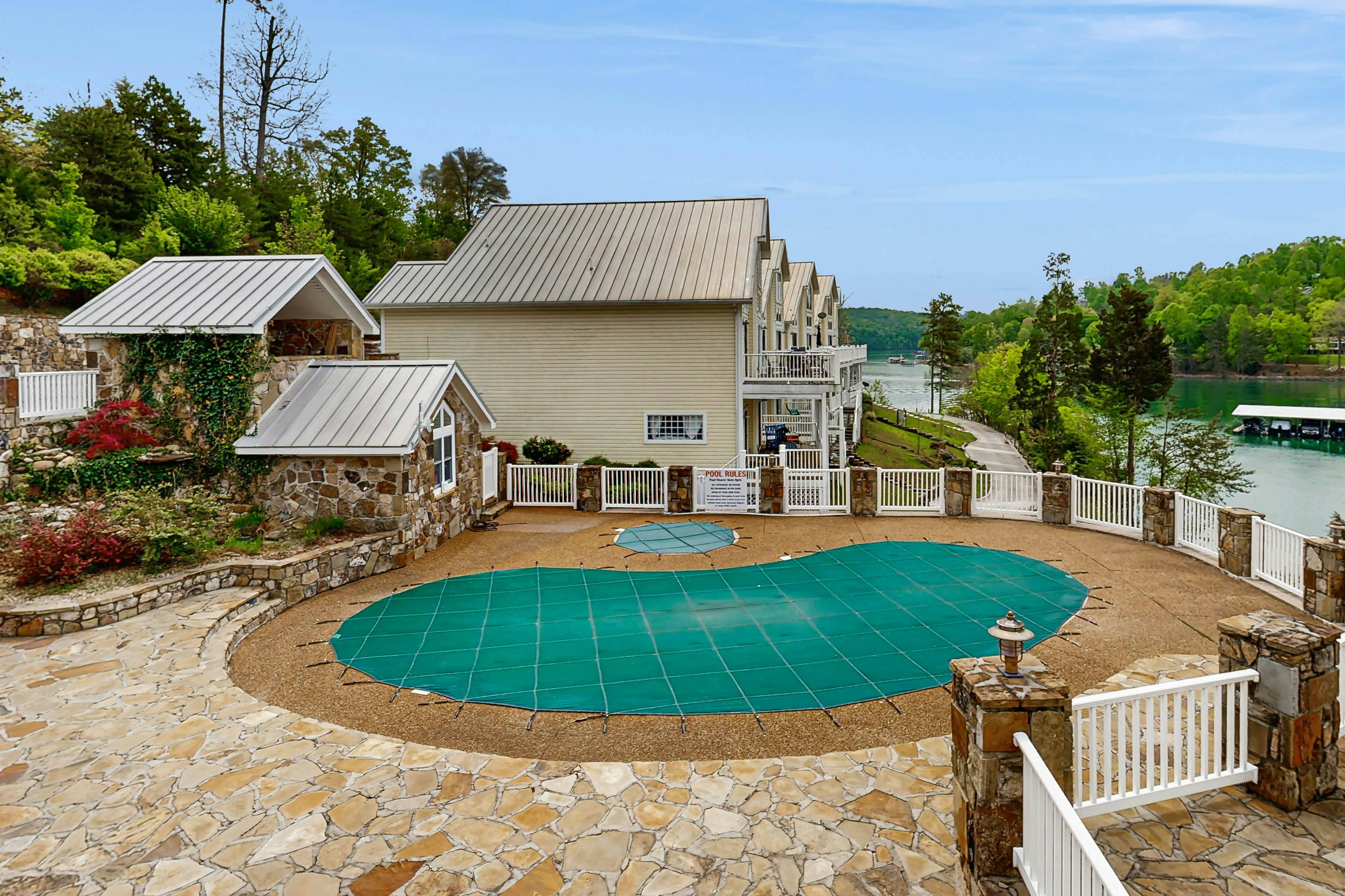 Lake VW Cabin・Pool・Golf・Marina Access | Sleeps 10