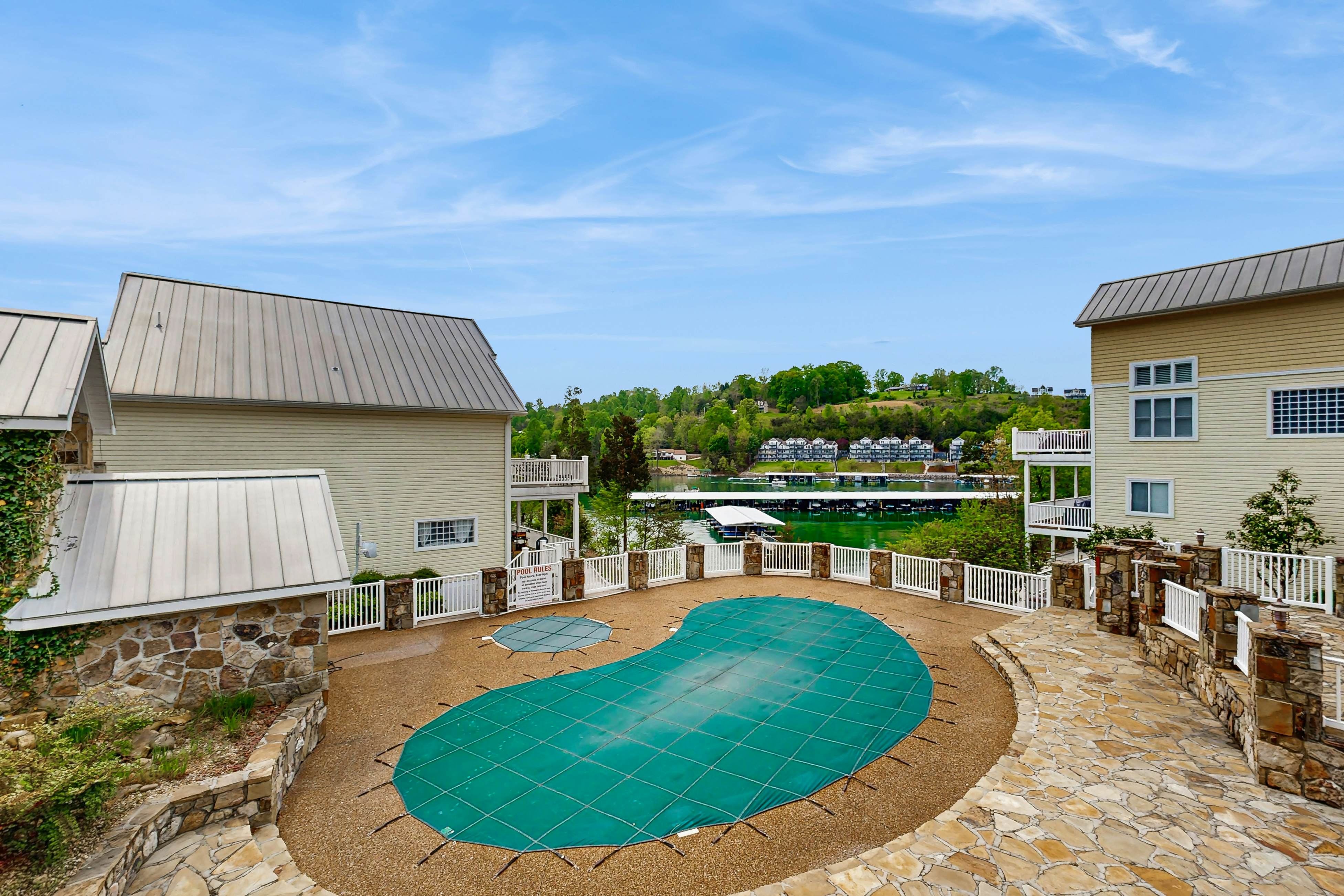 Lake VW Cabin・Pool・Golf・Marina Access | Sleeps 10