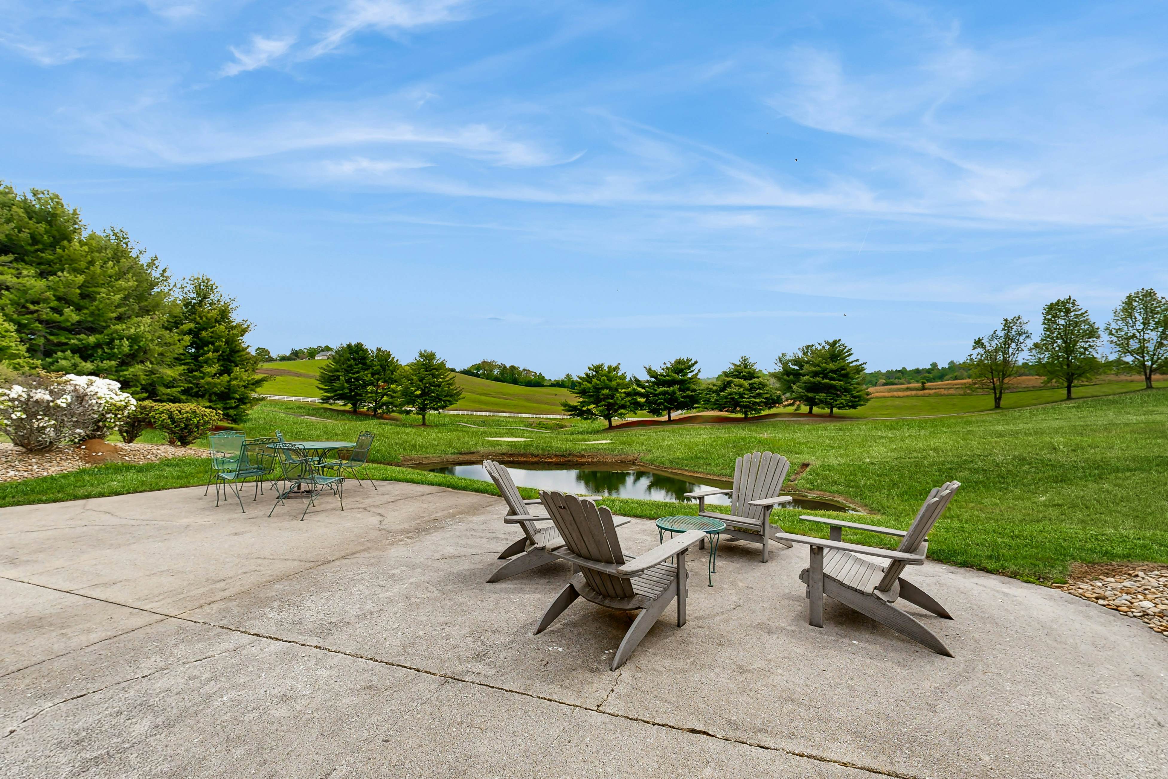 Lake VW Cabin・Pool・Golf・Marina Access | Sleeps 10