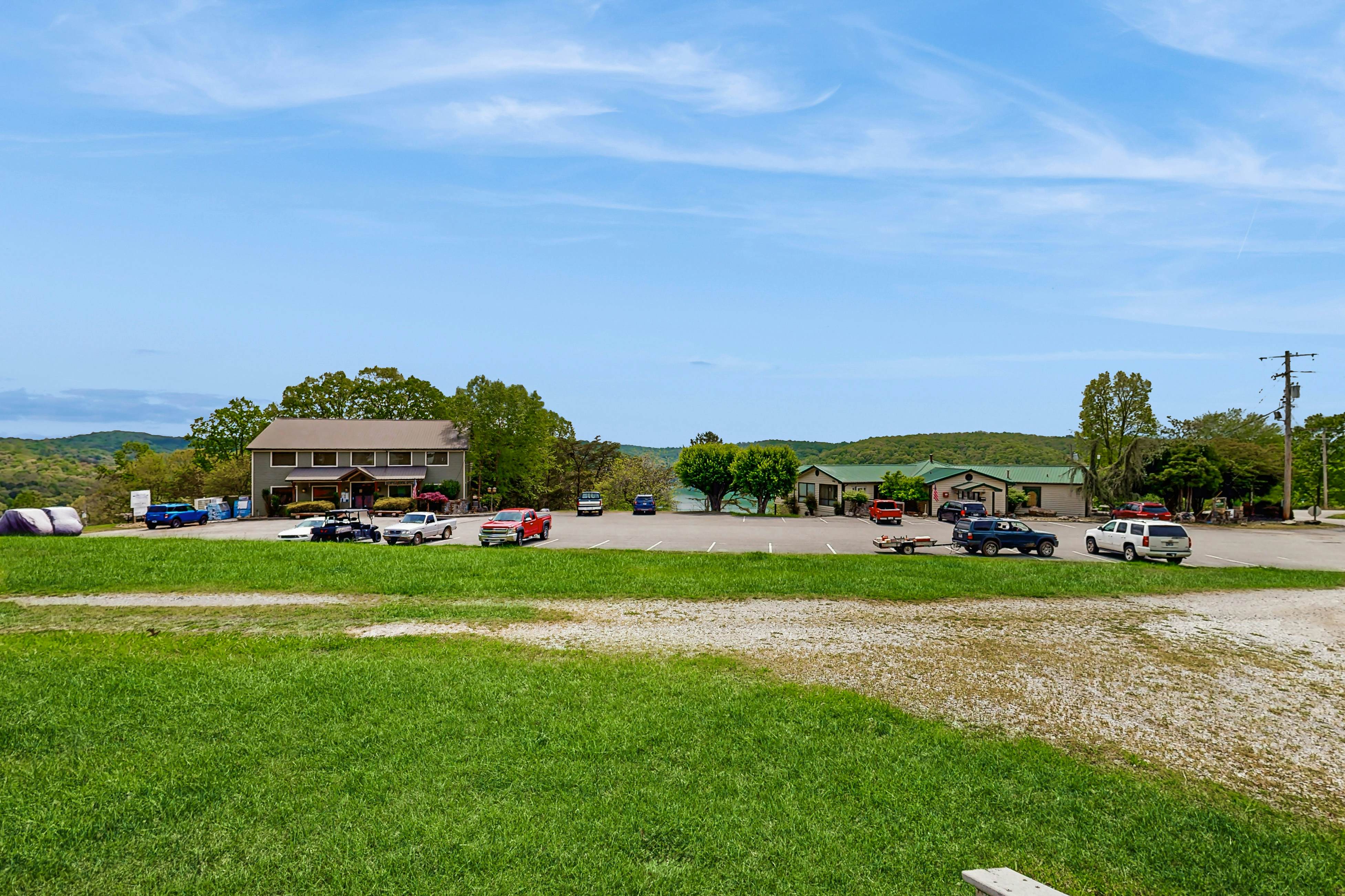 Lake VW Cabin・Pool・Golf・Marina Access | Sleeps 10