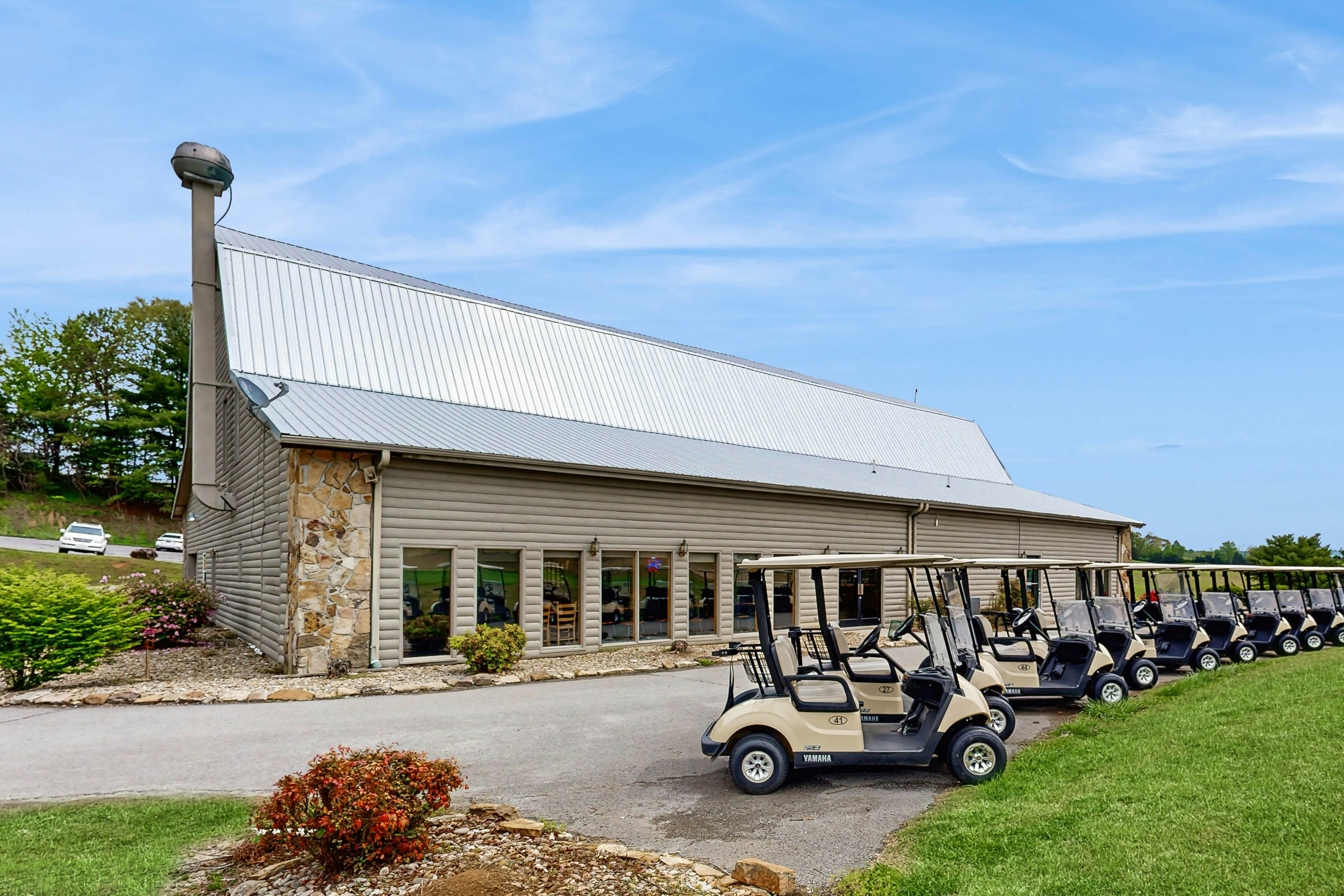 Lake VW Cabin・Pool・Golf・Marina Access | Sleeps 10