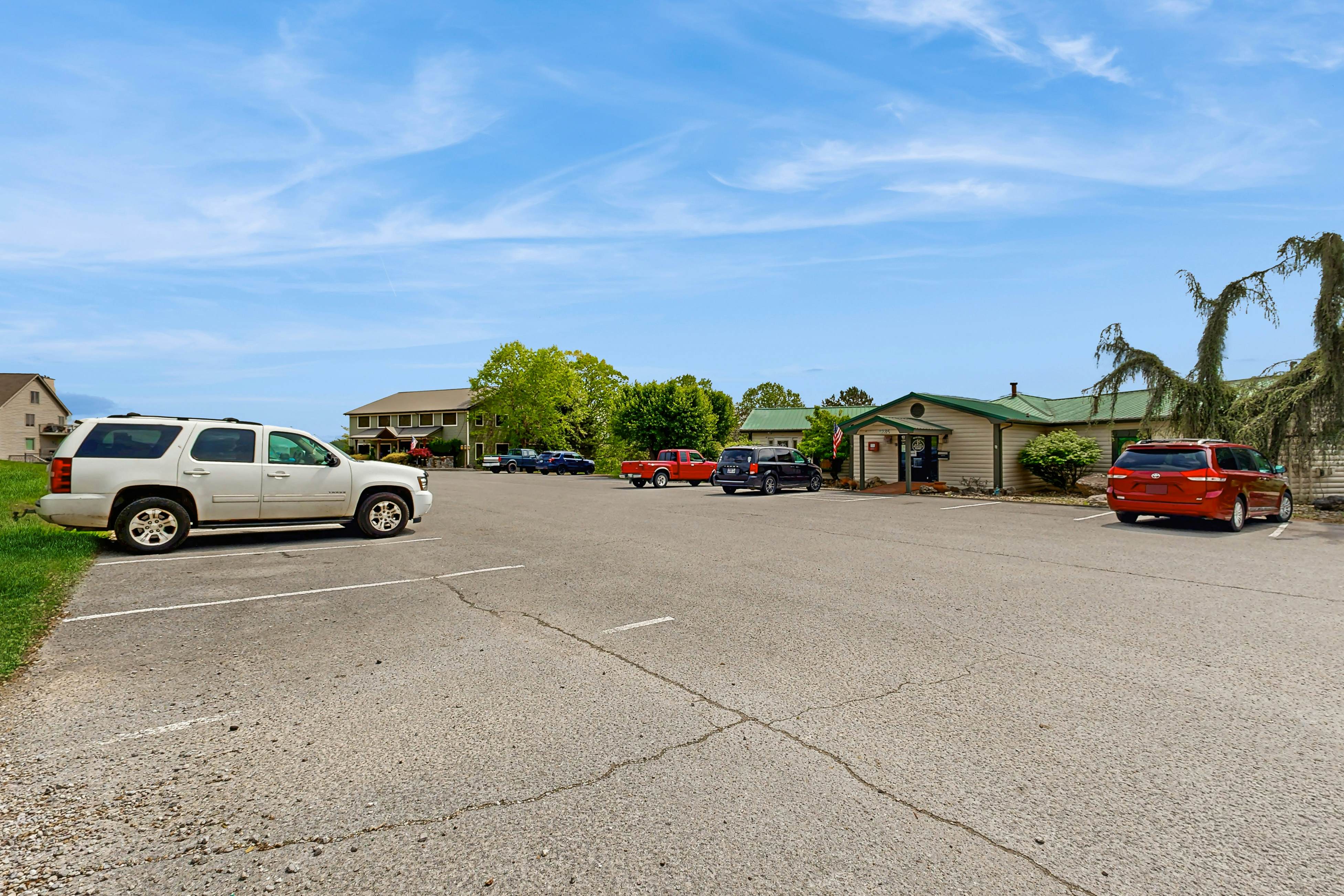 Lake VW Cabin・Pool・Golf・Marina Access | Sleeps 10