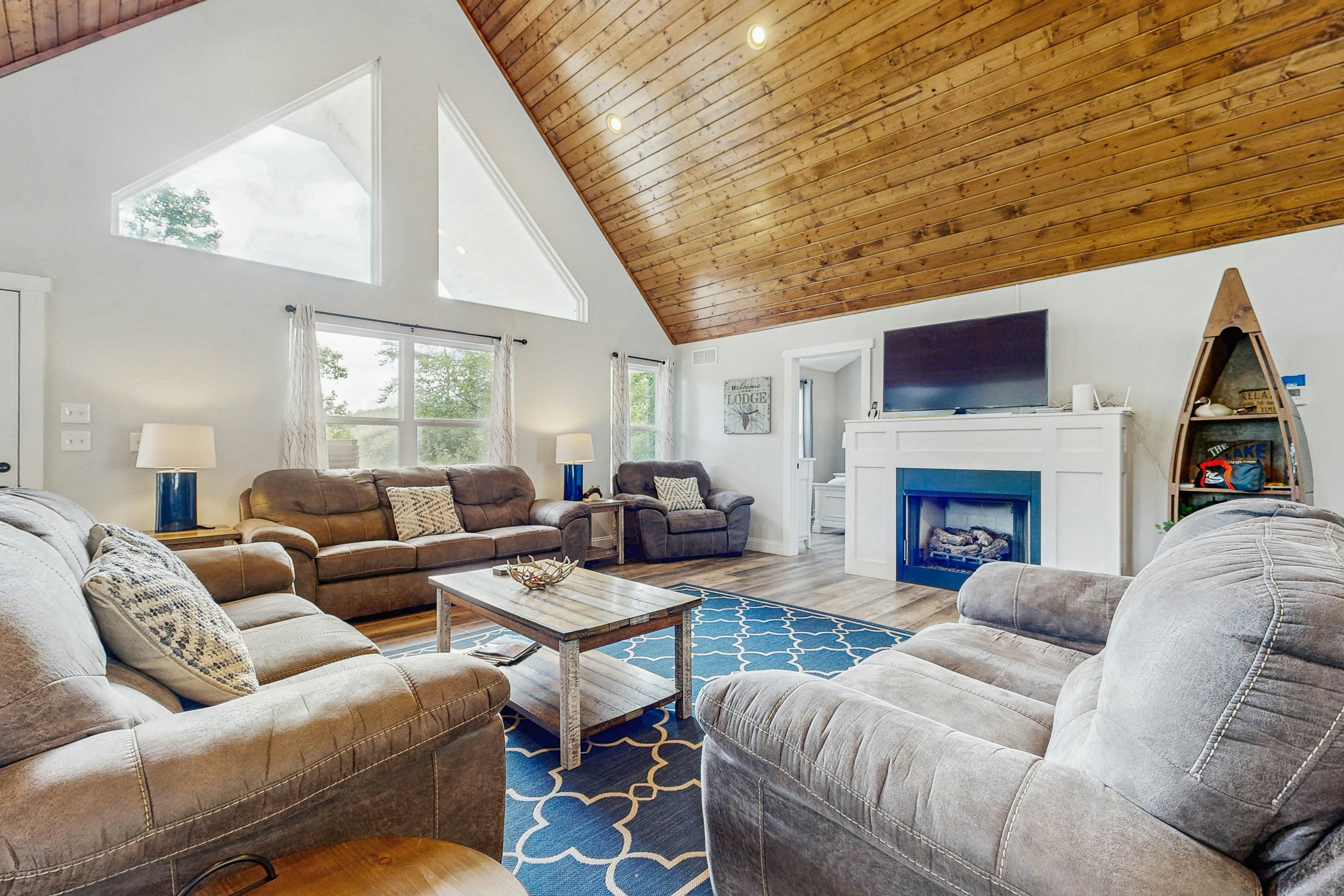 Stunning Lakeview Home | Game Room・Dock・Hot Tub