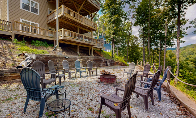 🏞️ 𝗟𝗮𝗶𝗱 𝗕𝗮𝗰𝗸 𝗟𝗼𝗱𝗴𝗲
Luxury lakefront cabin on Norris Lake in LaFollette, TN featuring 8 bedrooms, 8 baths, private double-decker seasonal dock, hot tub, game room, home theater, and panoramic mountain views. Located in gated Lakeside Estates with boat ramp, pool, and marina access. Perfect for large groups, family reunions, and corporate retreats seeking a premium waterfront getaway.
