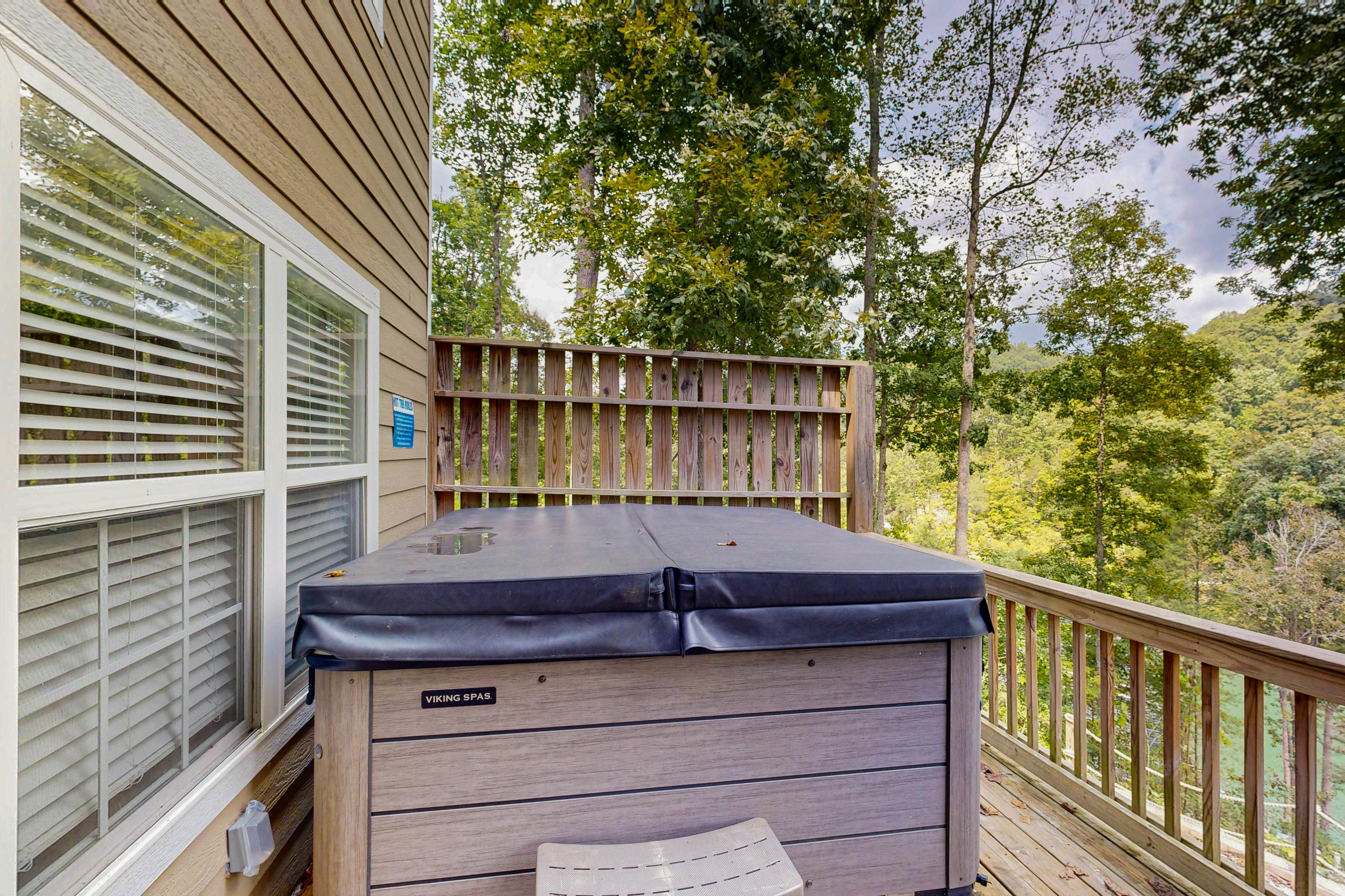 Stunning Lakeview Home | Game Room・Dock・Hot Tub