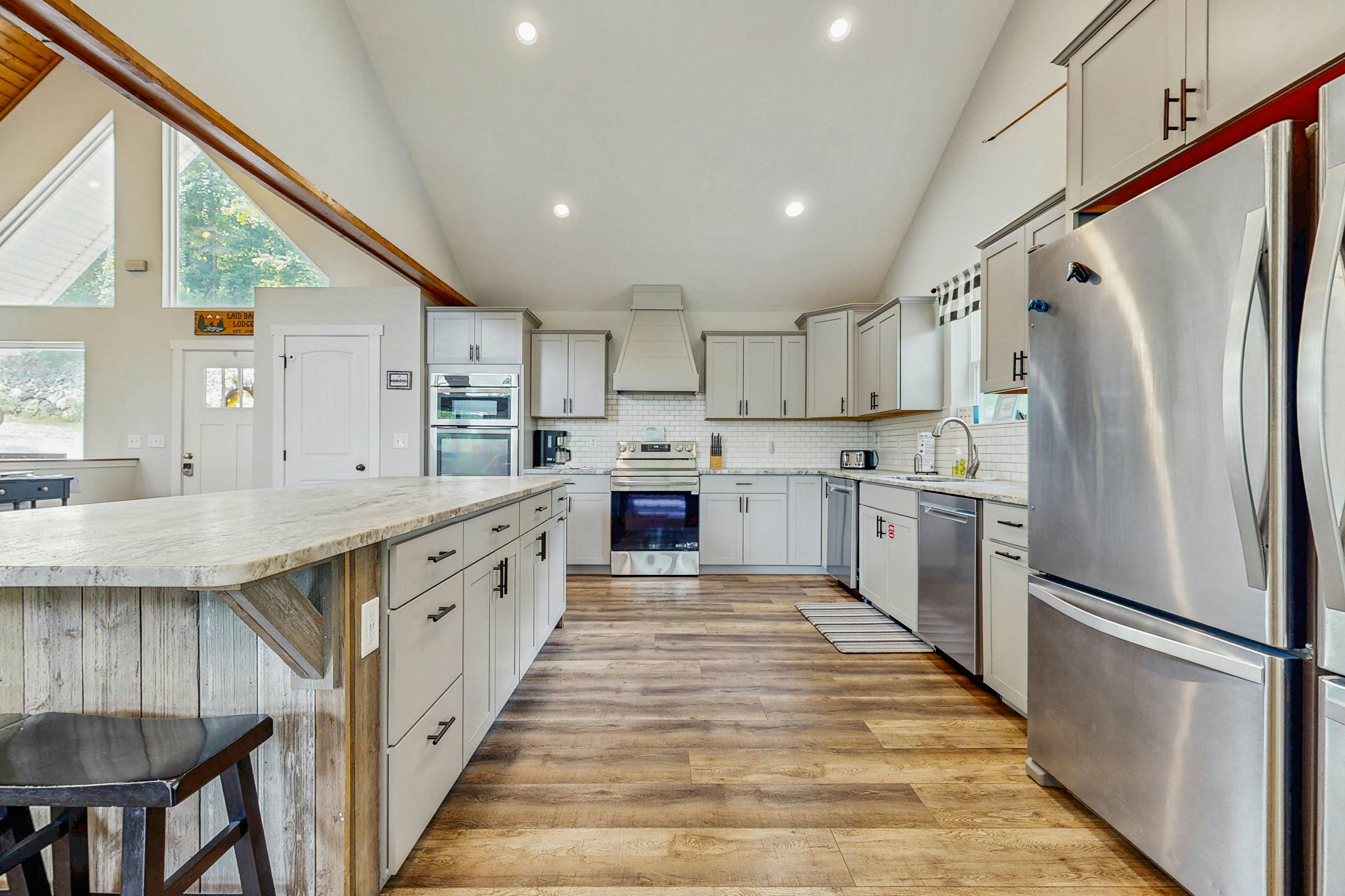 Stunning Lakeview Home | Game Room・Dock・Hot Tub