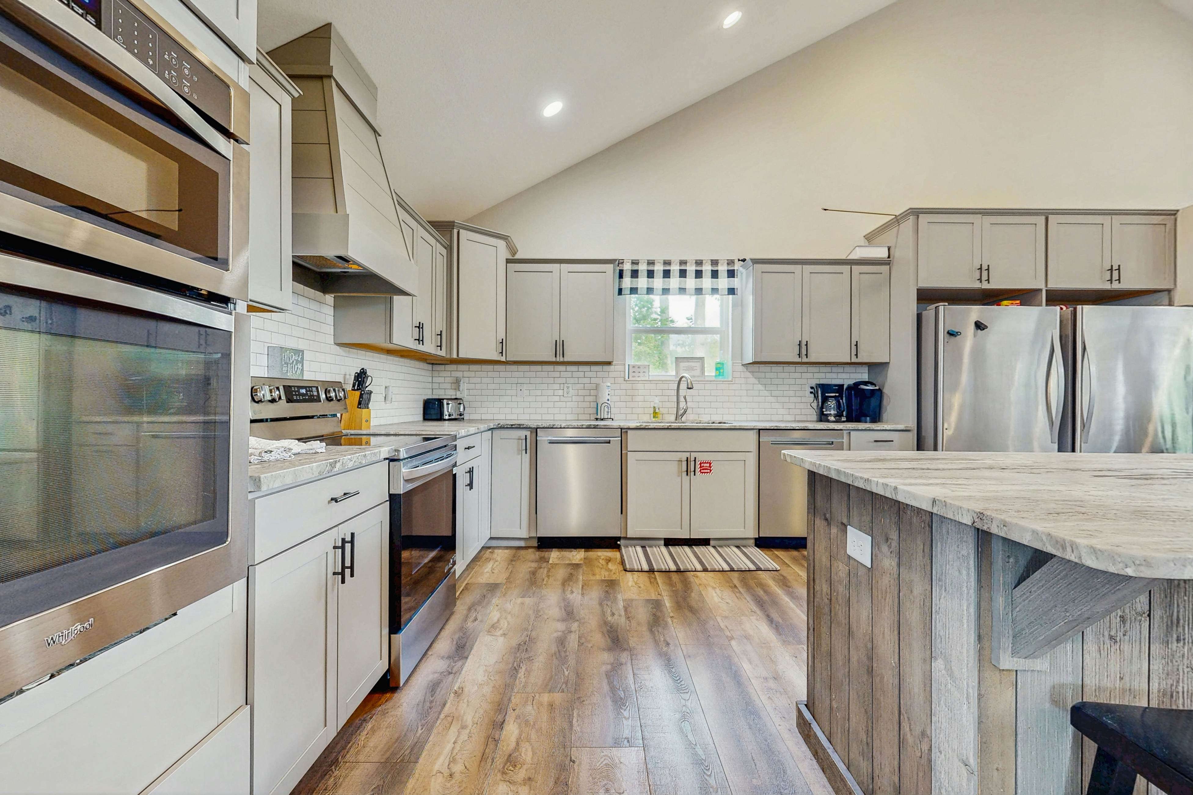 Stunning Lakeview Home | Game Room・Dock・Hot Tub