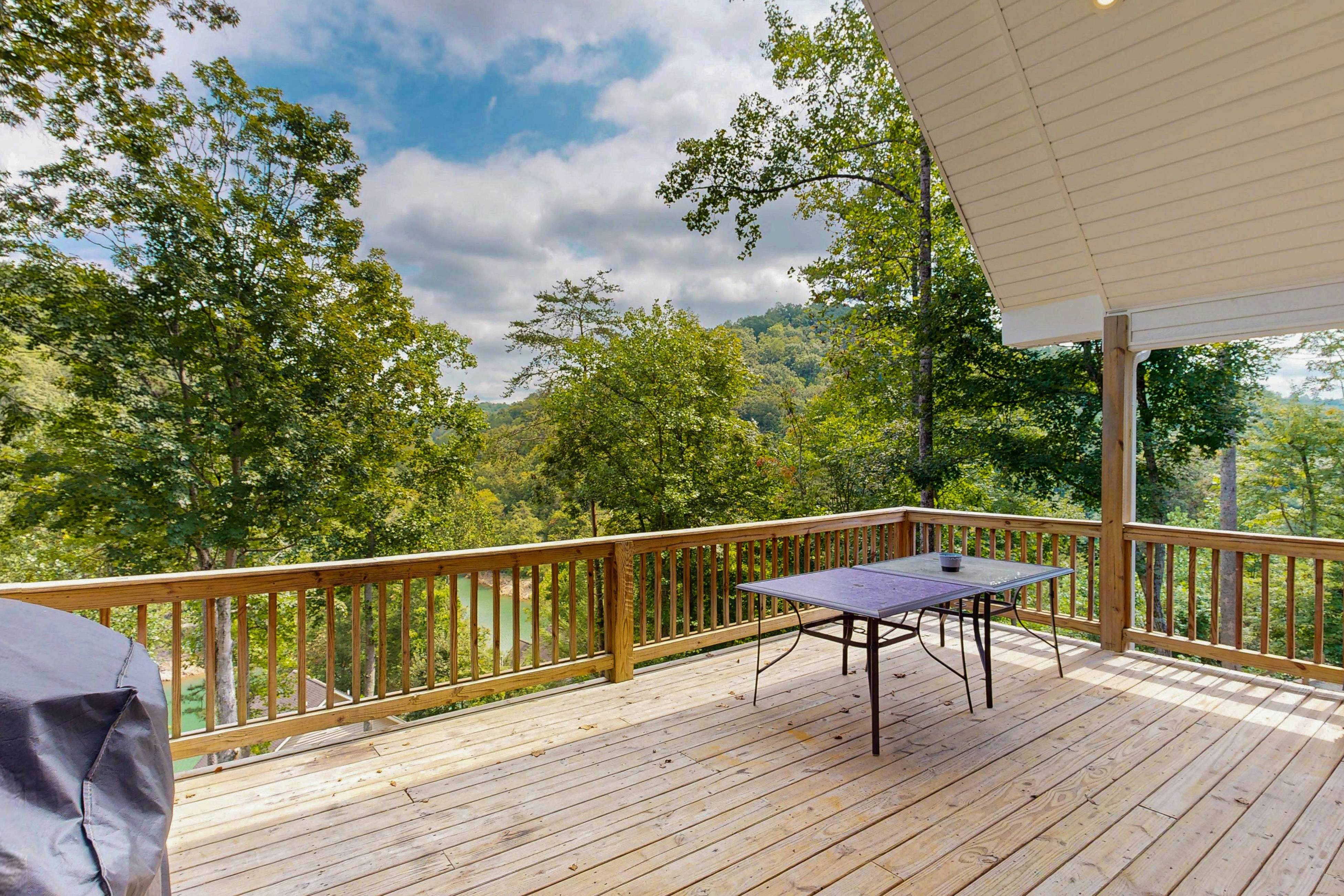 Stunning Lakeview Home | Game Room・Dock・Hot Tub