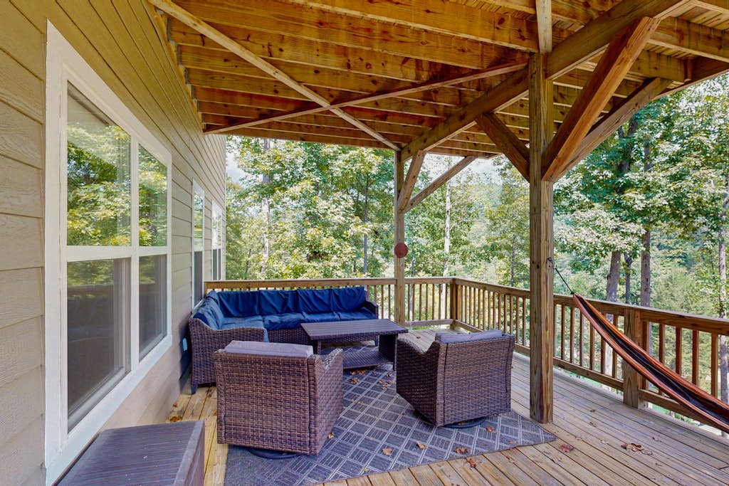 🏞️ 𝗟𝗮𝗶𝗱 𝗕𝗮𝗰𝗸 𝗟𝗼𝗱𝗴𝗲
Luxury lakefront cabin on Norris Lake in LaFollette, TN featuring 8 bedrooms, 8 baths, private double-decker seasonal dock, hot tub, game room, home theater, and panoramic mountain views. Located in gated Lakeside Estates with boat ramp, pool, and marina access. Perfect for large groups, family reunions, and corporate retreats seeking a premium waterfront getaway.
