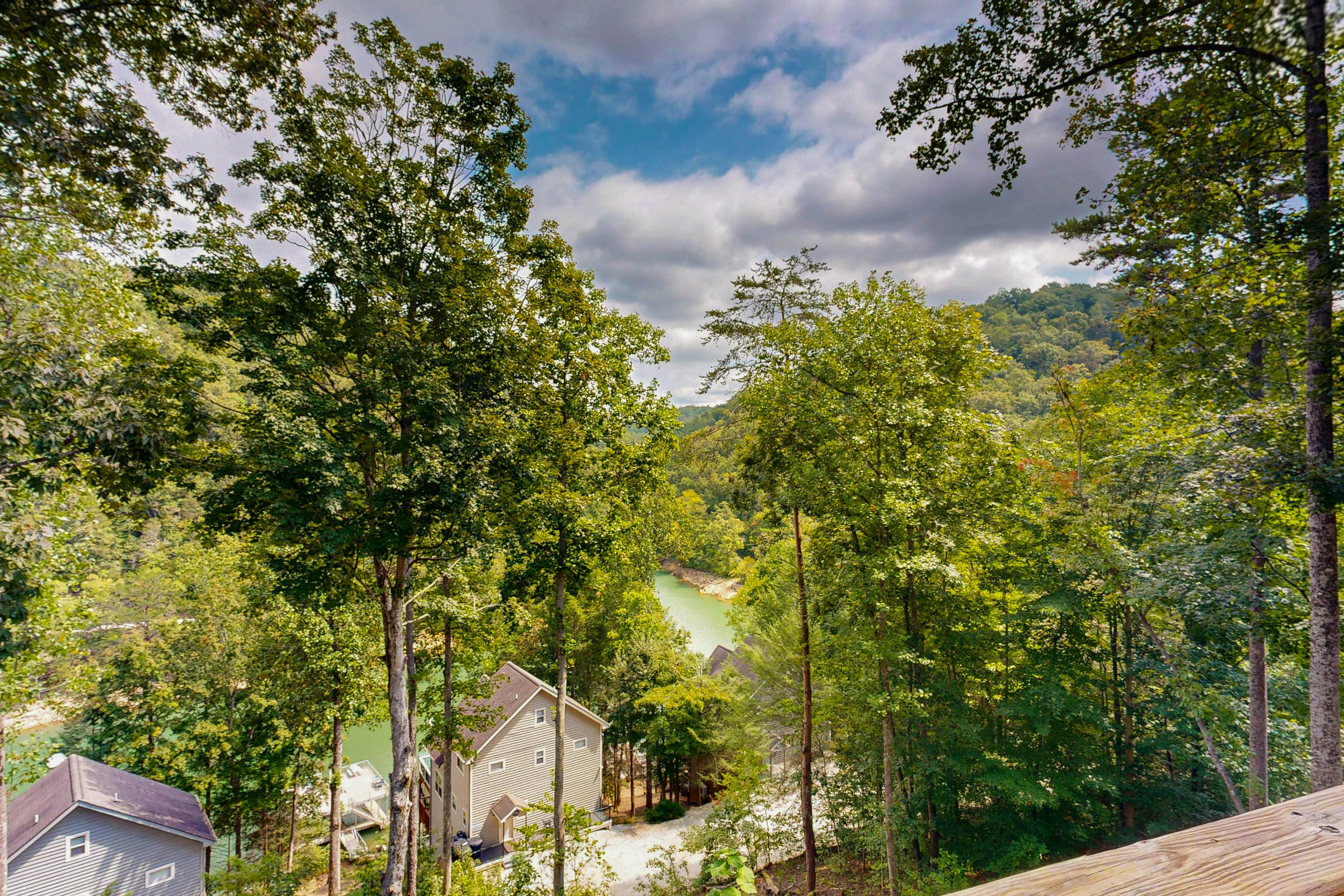 Stunning Lakeview Home | Game Room・Dock・Hot Tub