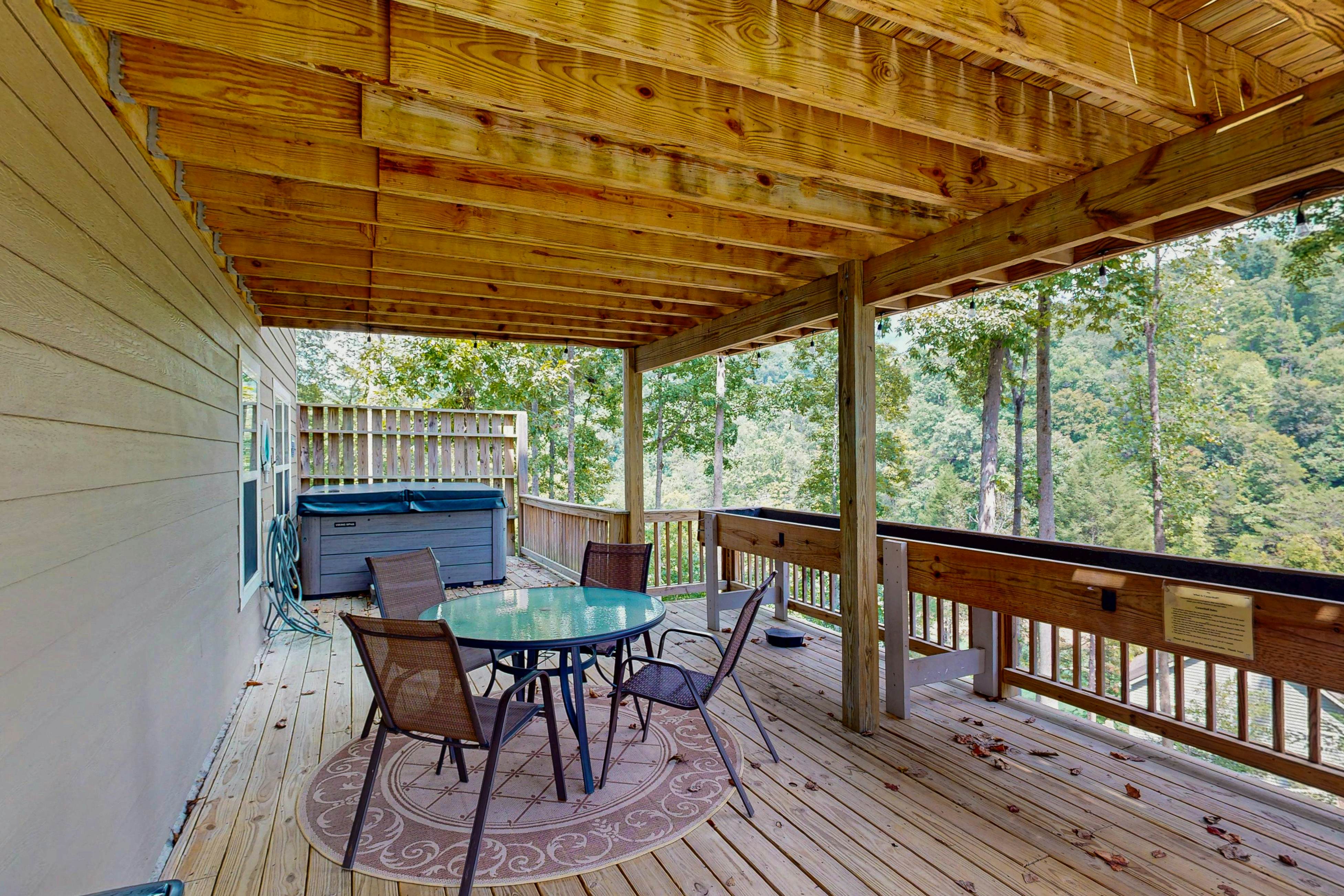 Stunning Lakeview Home | Game Room・Dock・Hot Tub