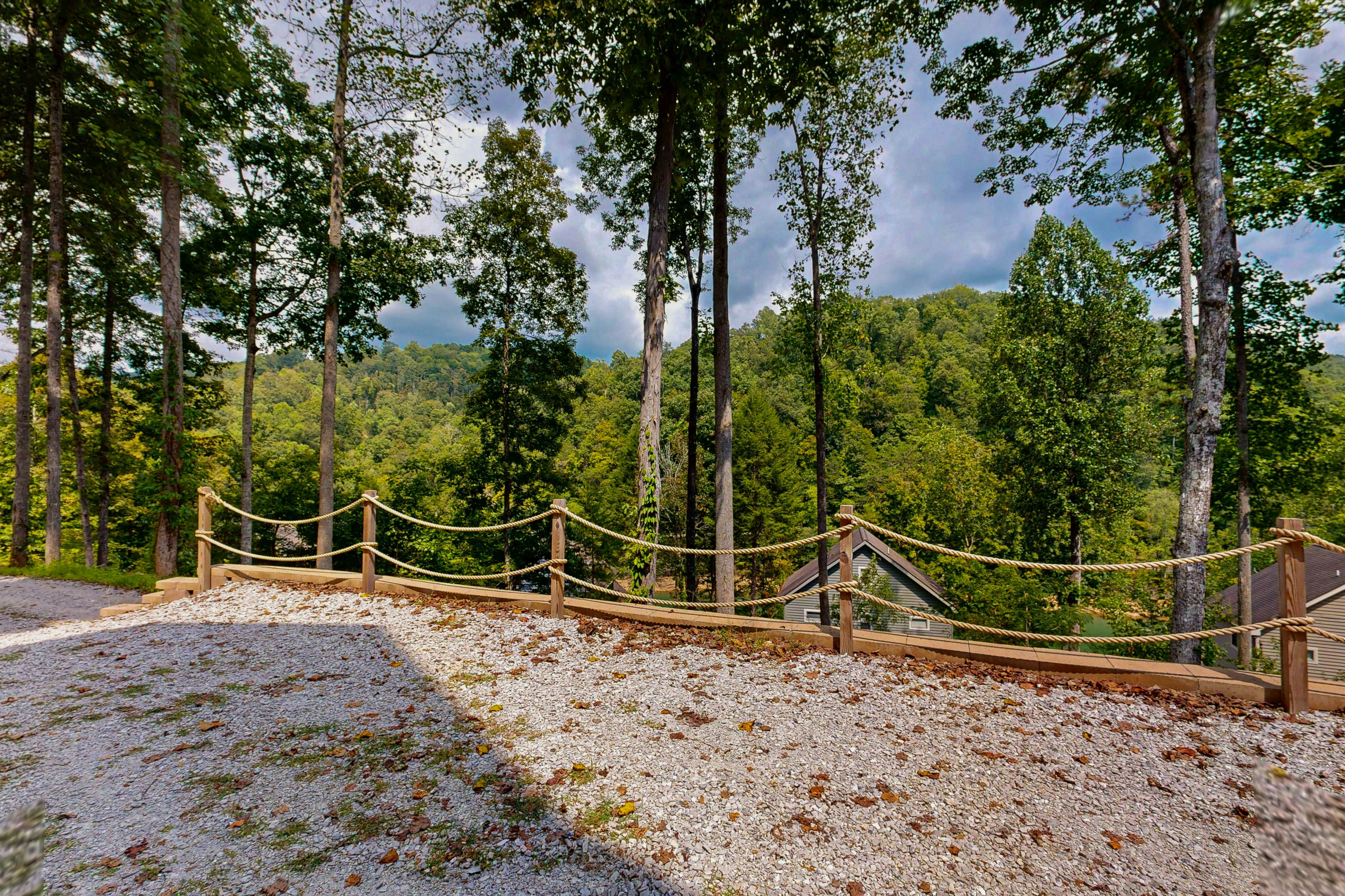 Stunning Lakeview Home | Game Room・Dock・Hot Tub