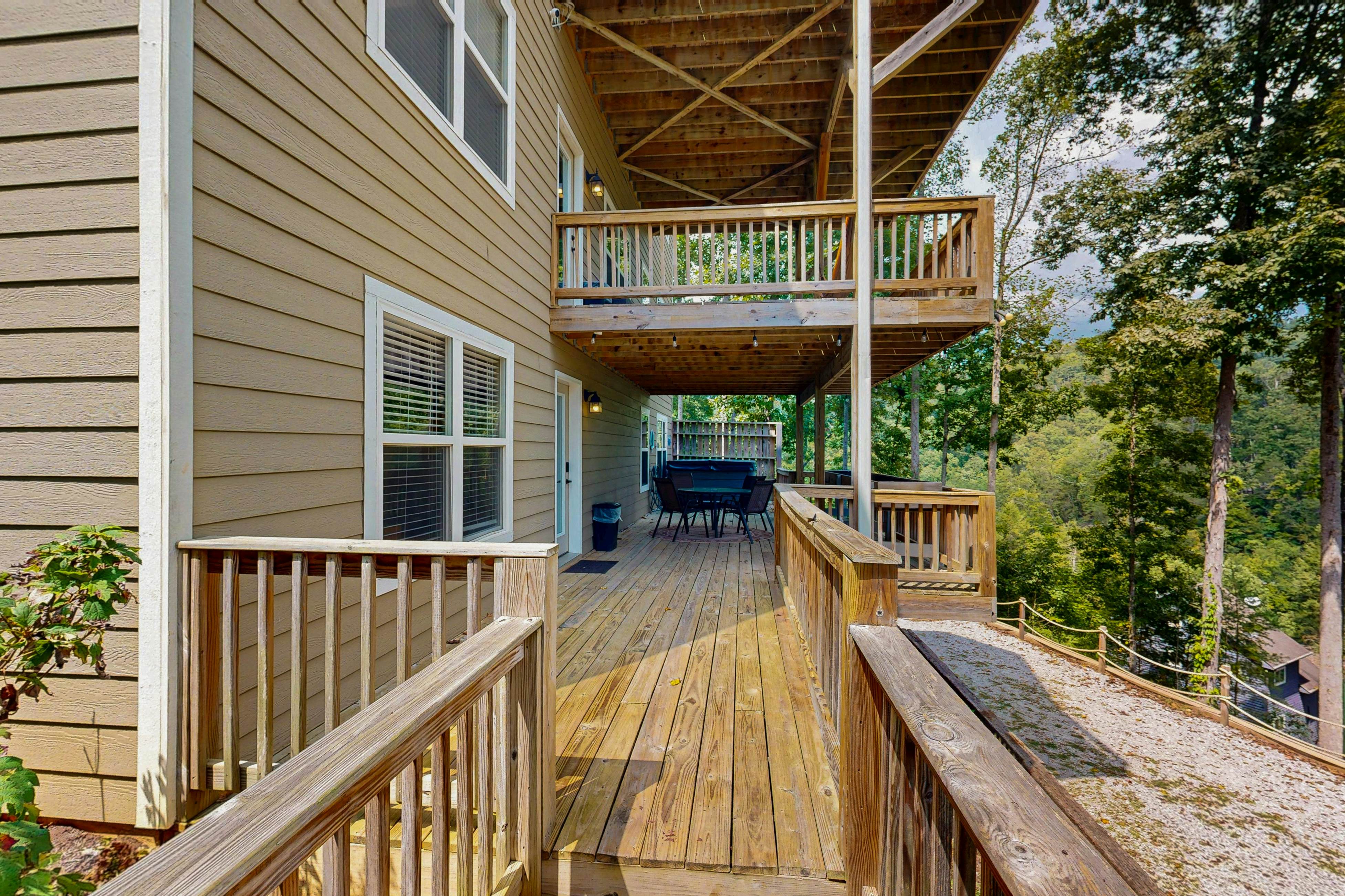 Stunning Lakeview Home | Game Room・Dock・Hot Tub