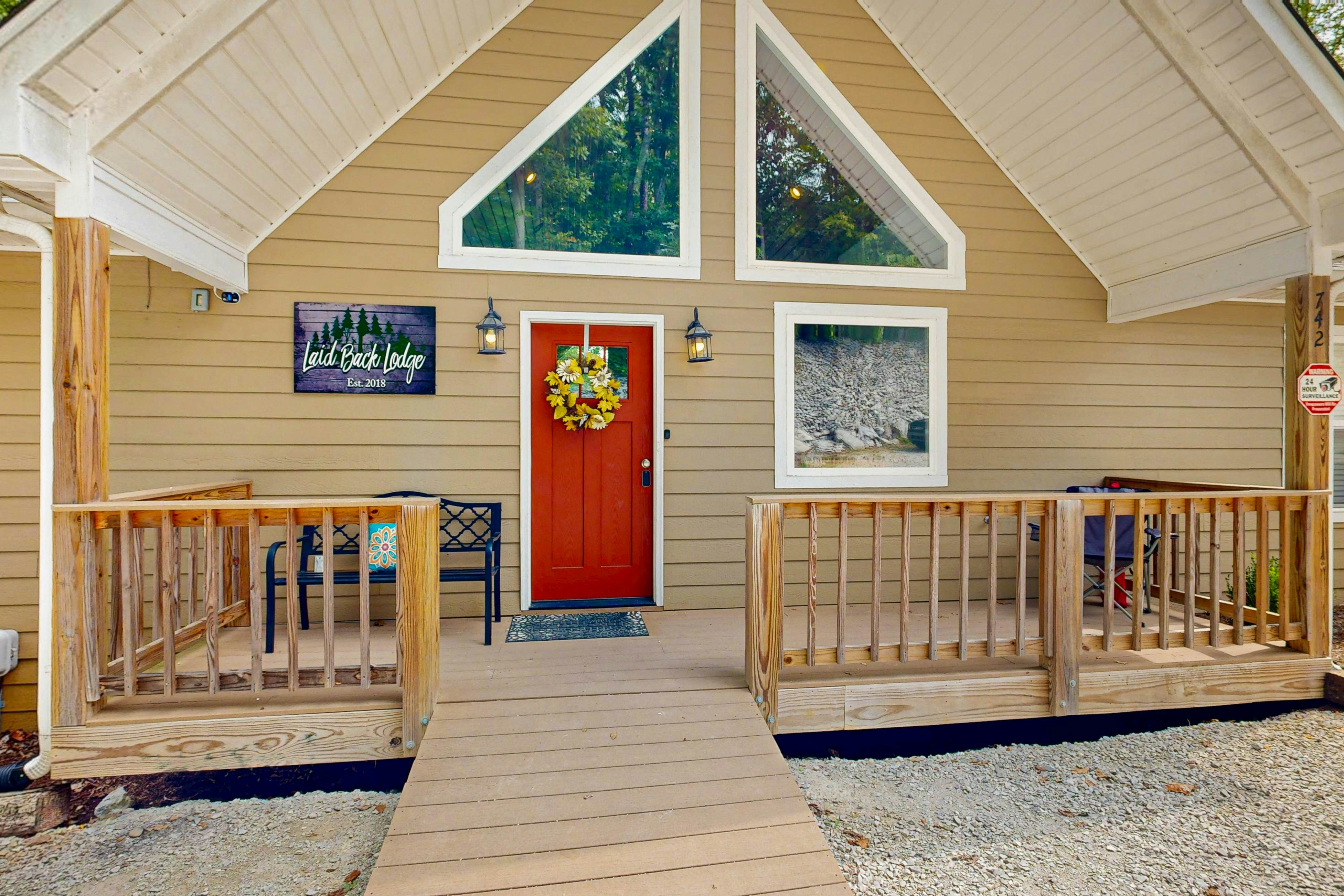 Stunning Lakeview Home | Game Room・Dock・Hot Tub