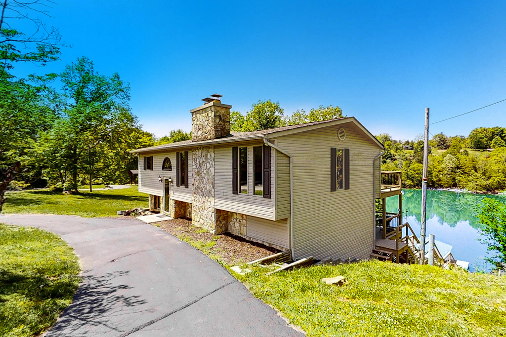Lakeside Cabin W Private Covered Dock & Party Pad