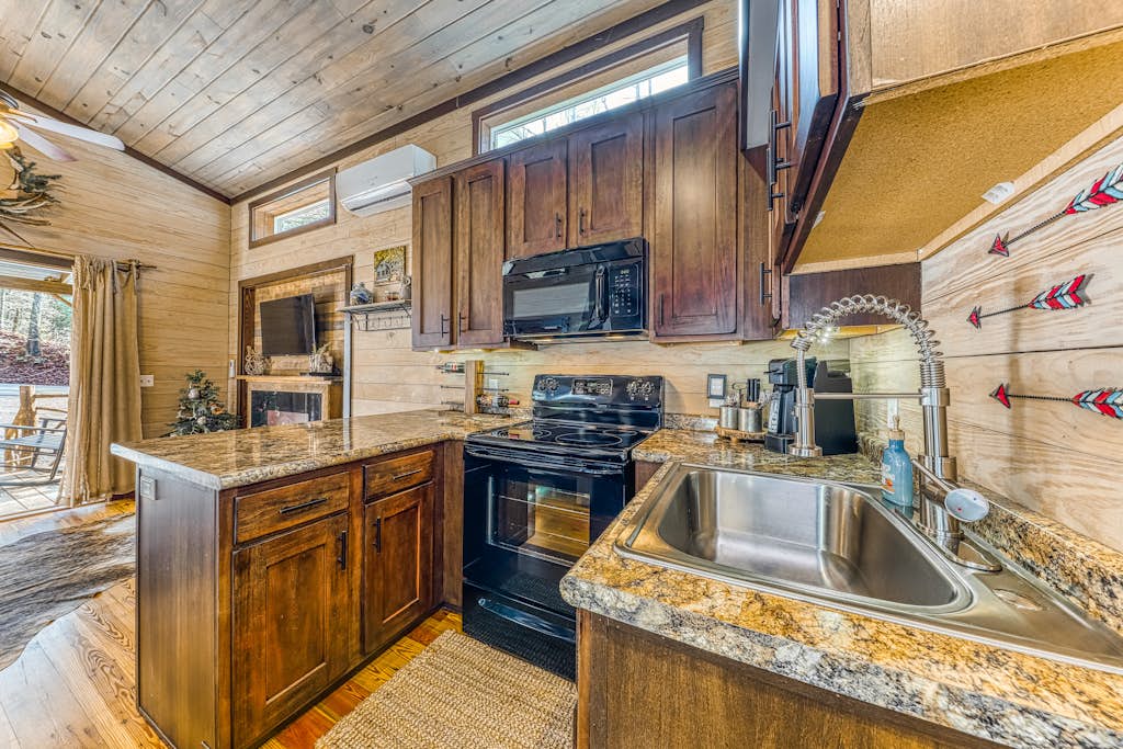 New Authentic Luxe Tiny House, Sleeps 4, Hot Tub