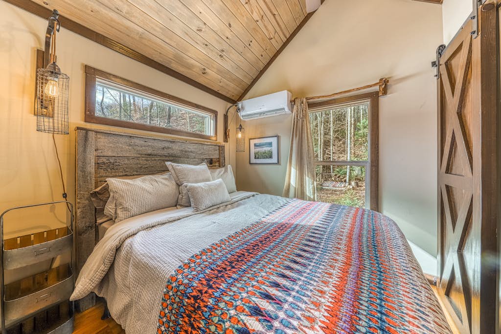 New Authentic Luxe Tiny House, Sleeps 4, Hot Tub