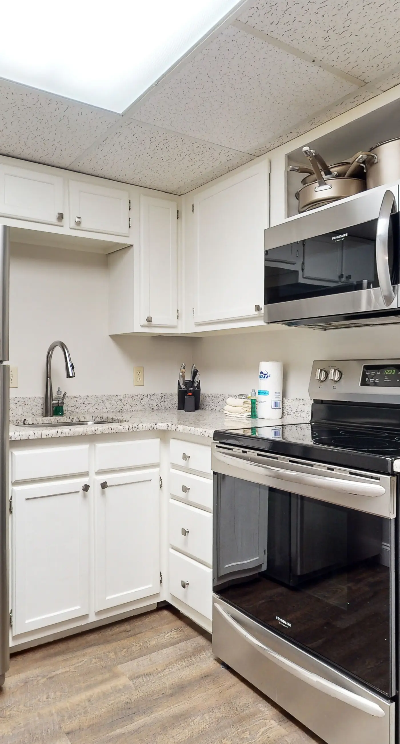 Dual-Suite Riverside Condo, Sleeps 4, Views, Pool