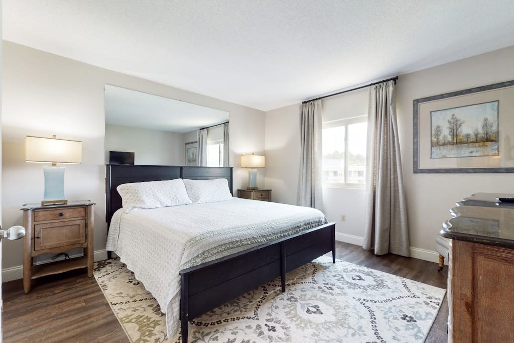 Dual-Suite Riverside Condo, Sleeps 4, Views, Pool