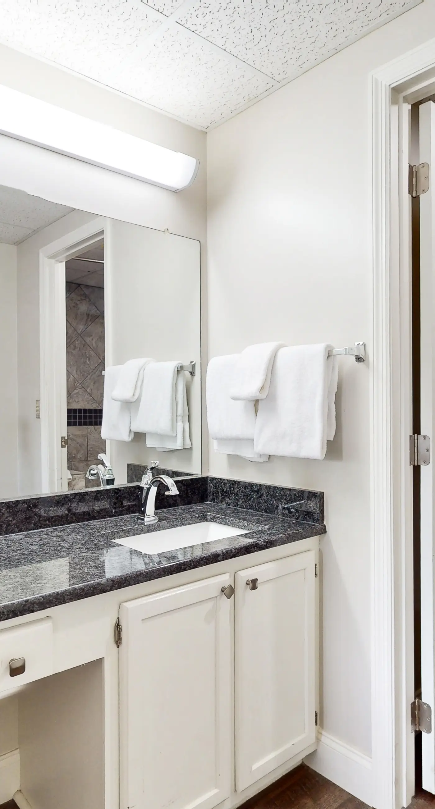 Dual-Suite Riverside Condo, Sleeps 4, Views, Pool