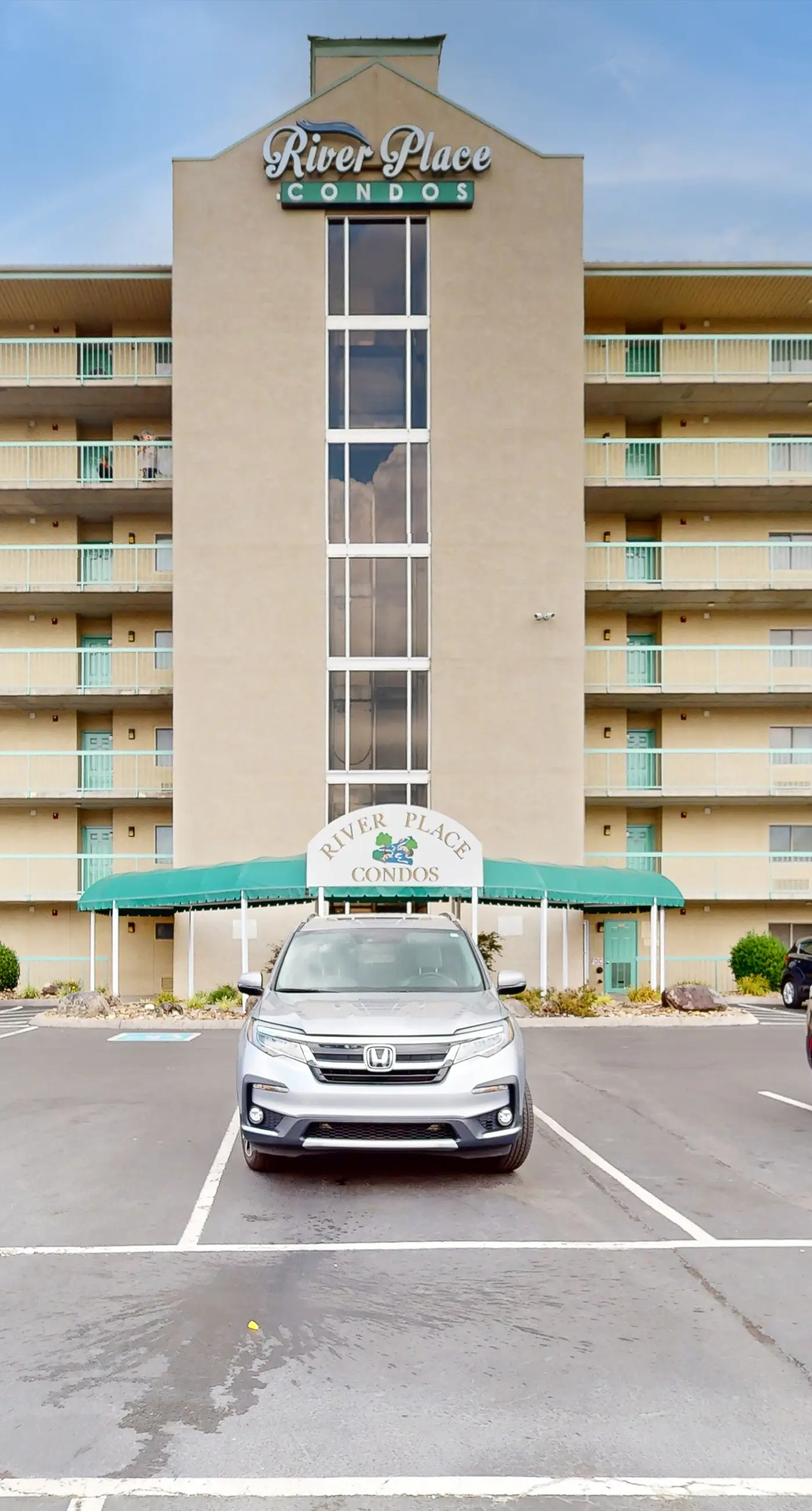 Dual-Suite Riverside Condo, Sleeps 4, Views, Pool