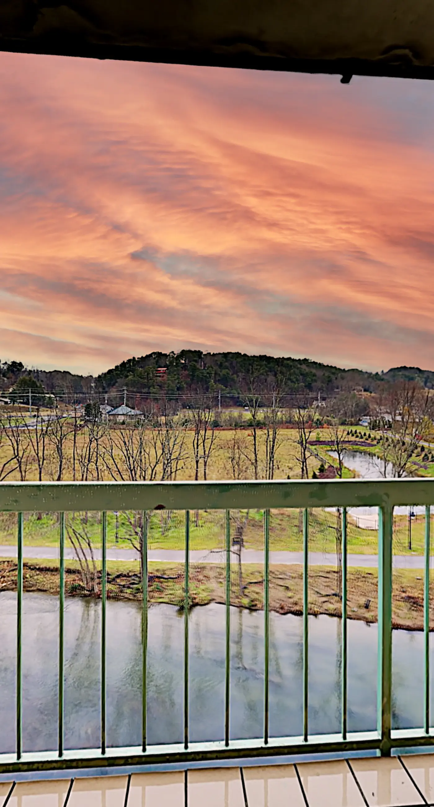 Dual-Suite Riverside Condo, Sleeps 4, Views, Pool