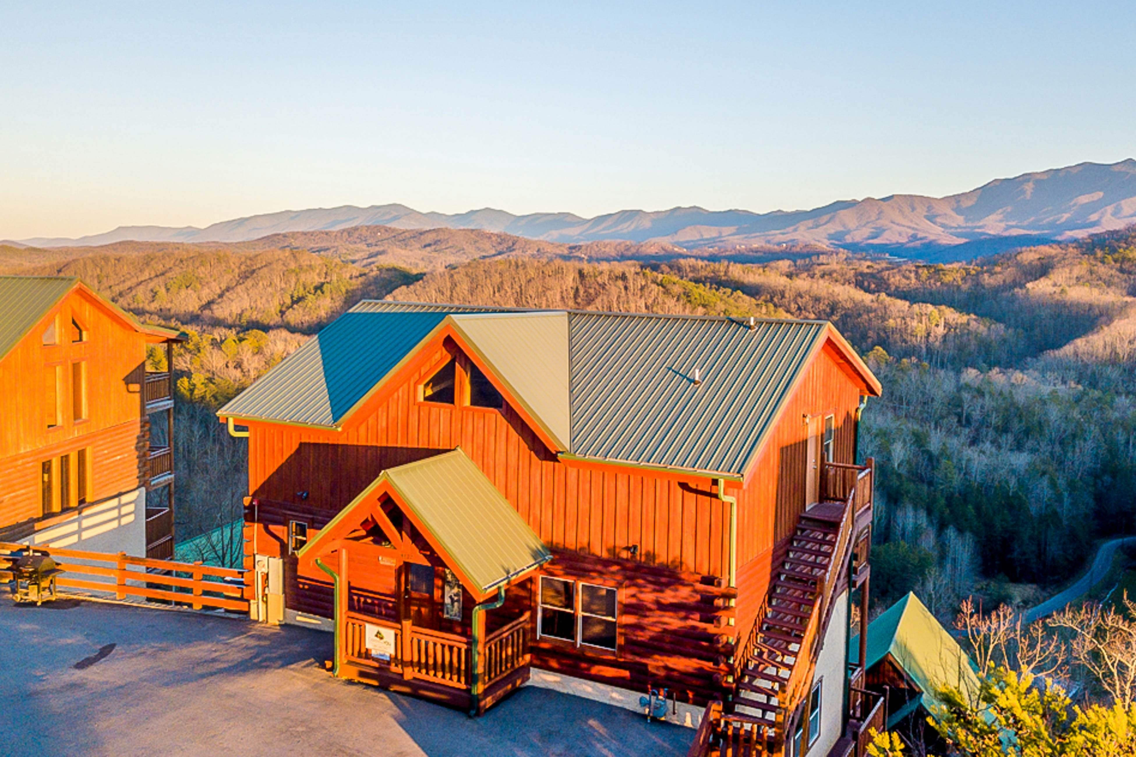 Stunningly situated home w/ private hot tub, pool, & Free Attraction Tickets