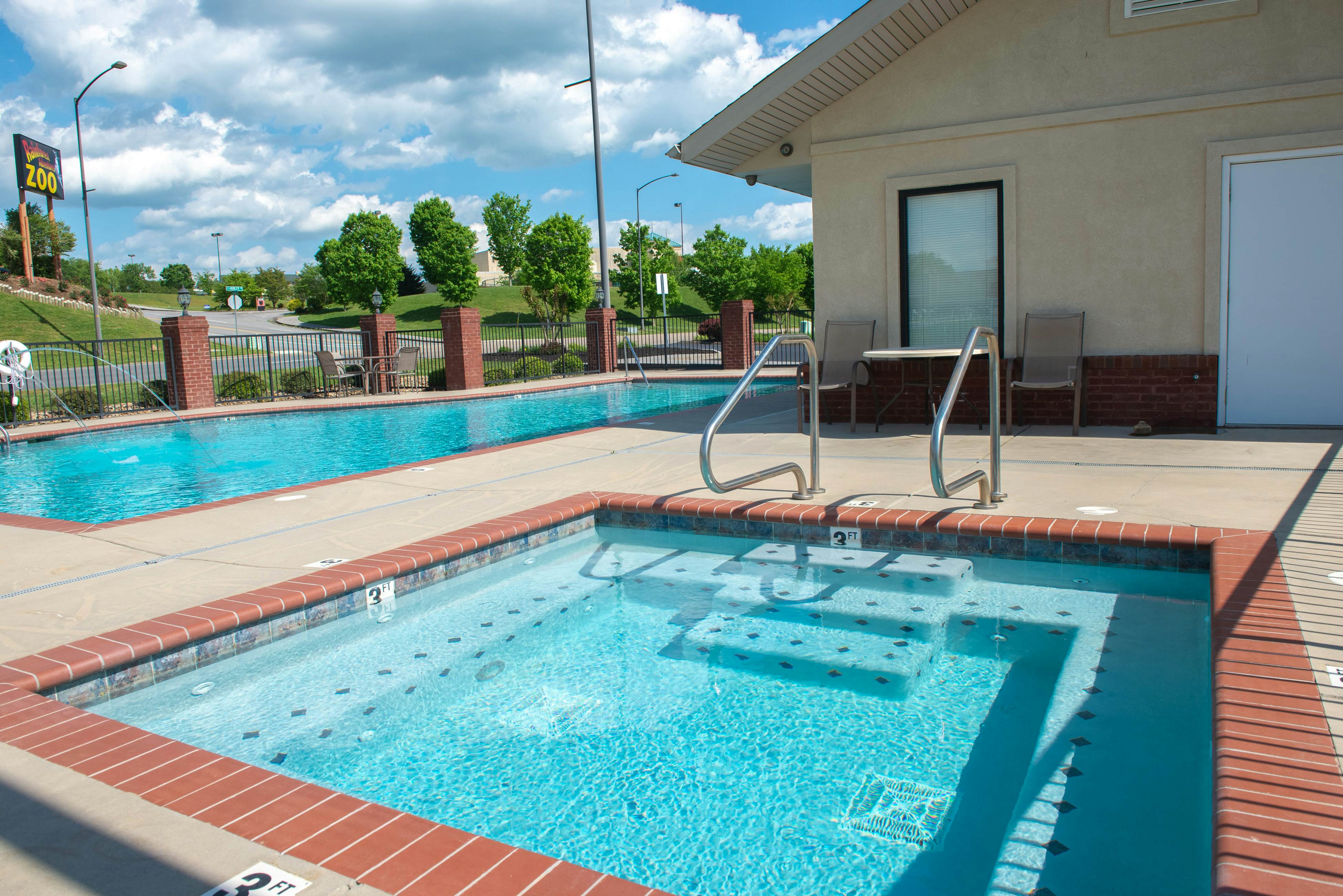 Riverfront condo with large balcony & pool/hot tub + Free Attraction Tickets