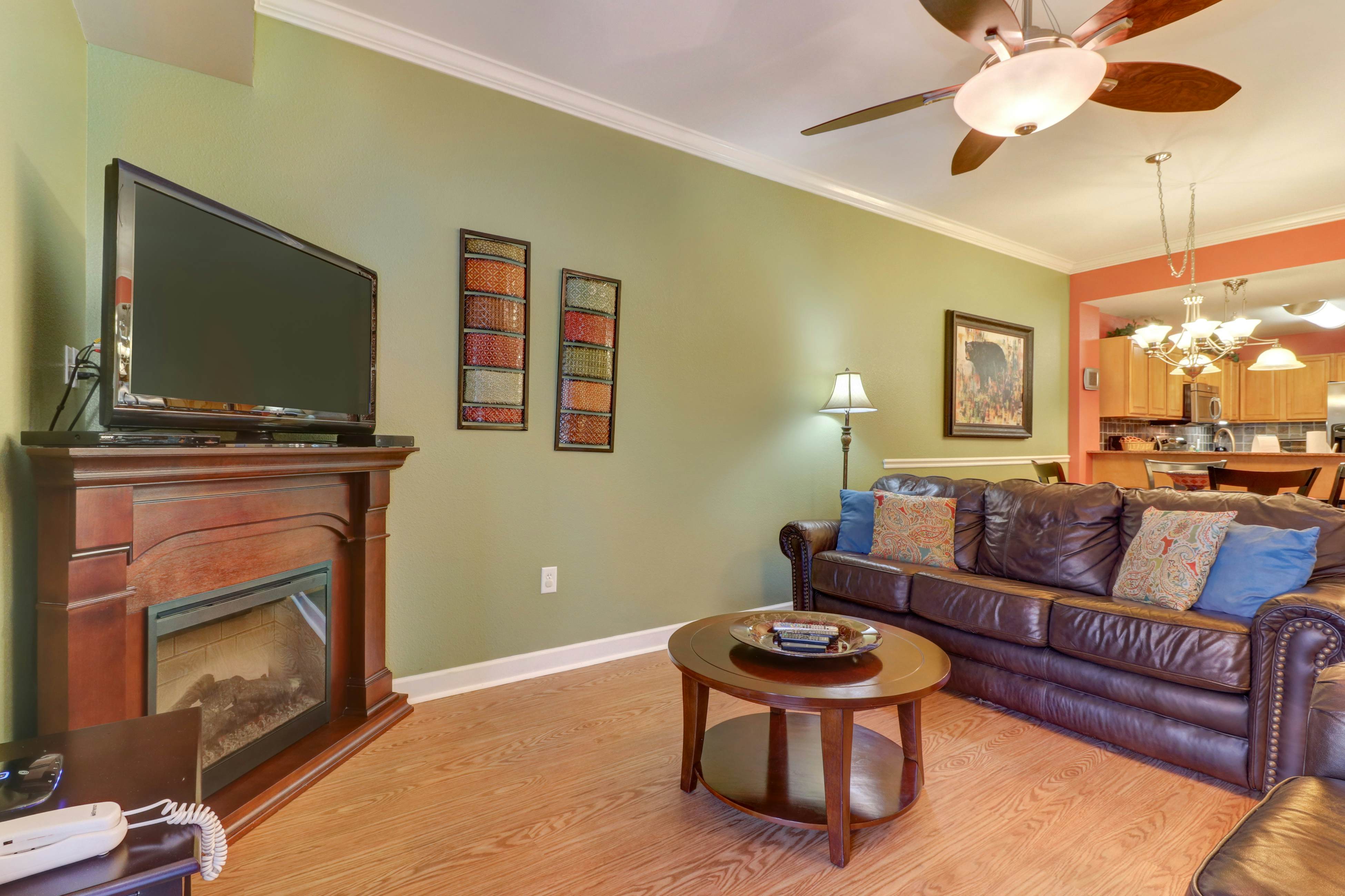 Riverfront condo with large balcony & pool/hot tub + Free Attraction Tickets