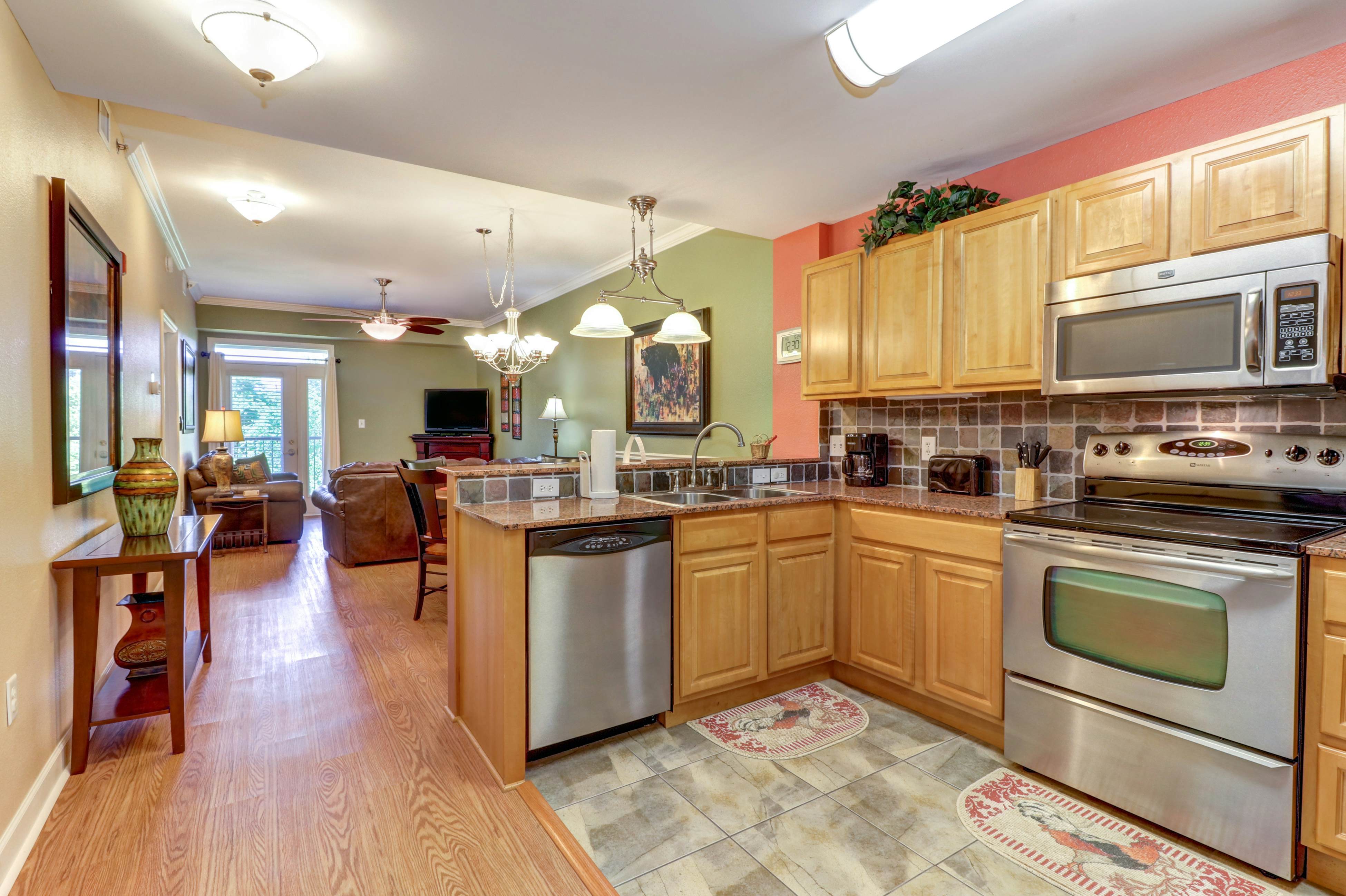 Riverfront condo with large balcony & pool/hot tub + Free Attraction Tickets